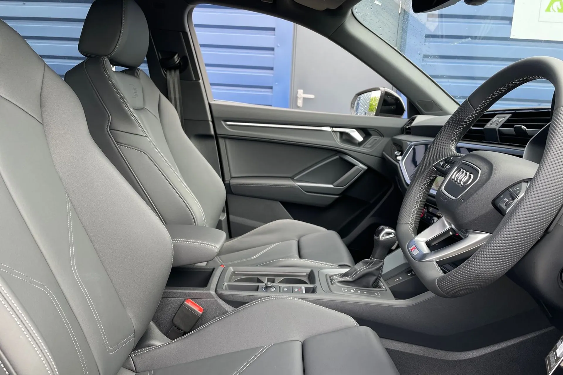 Audi Q3 thumbnail image number 25