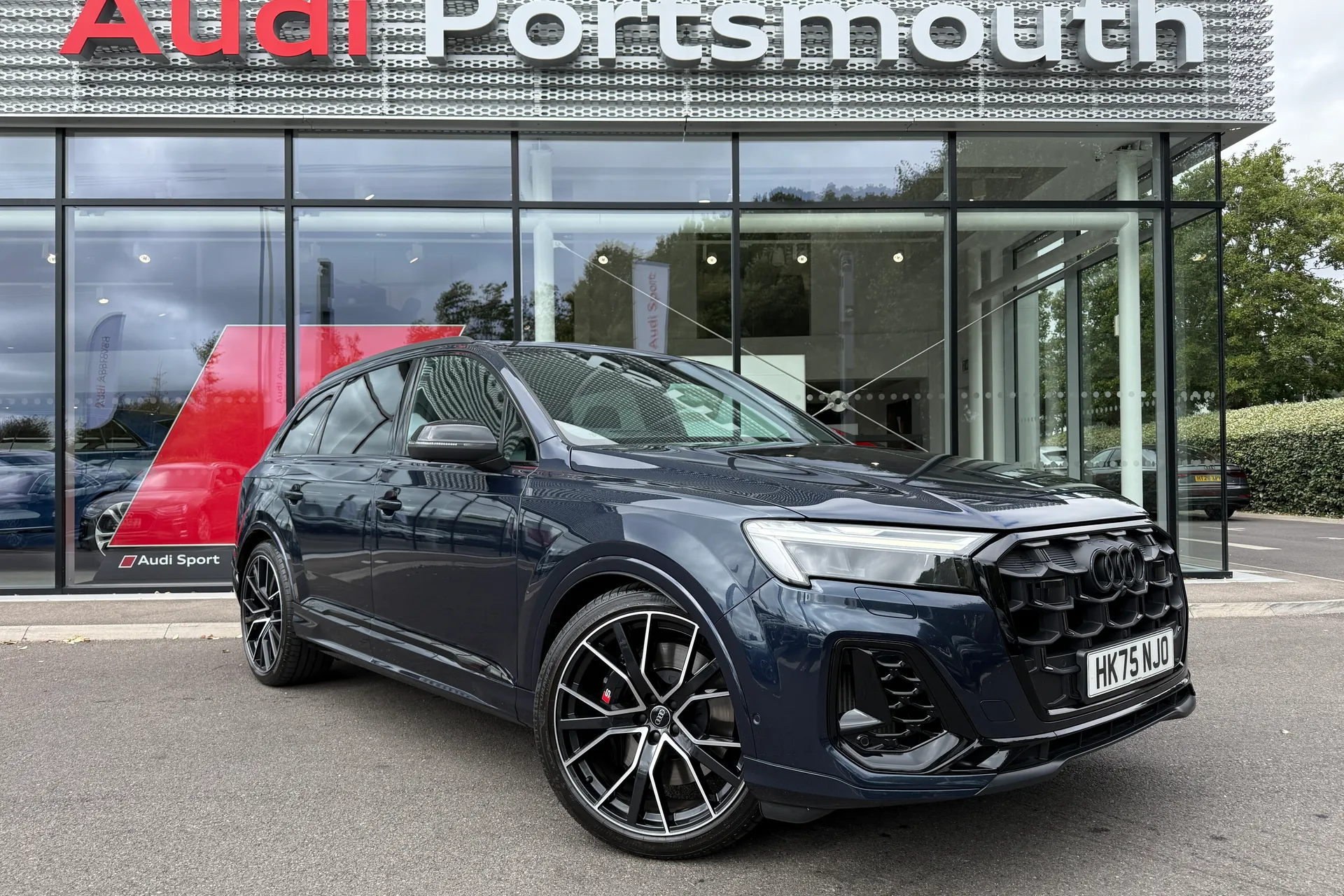Audi Q7 focused image