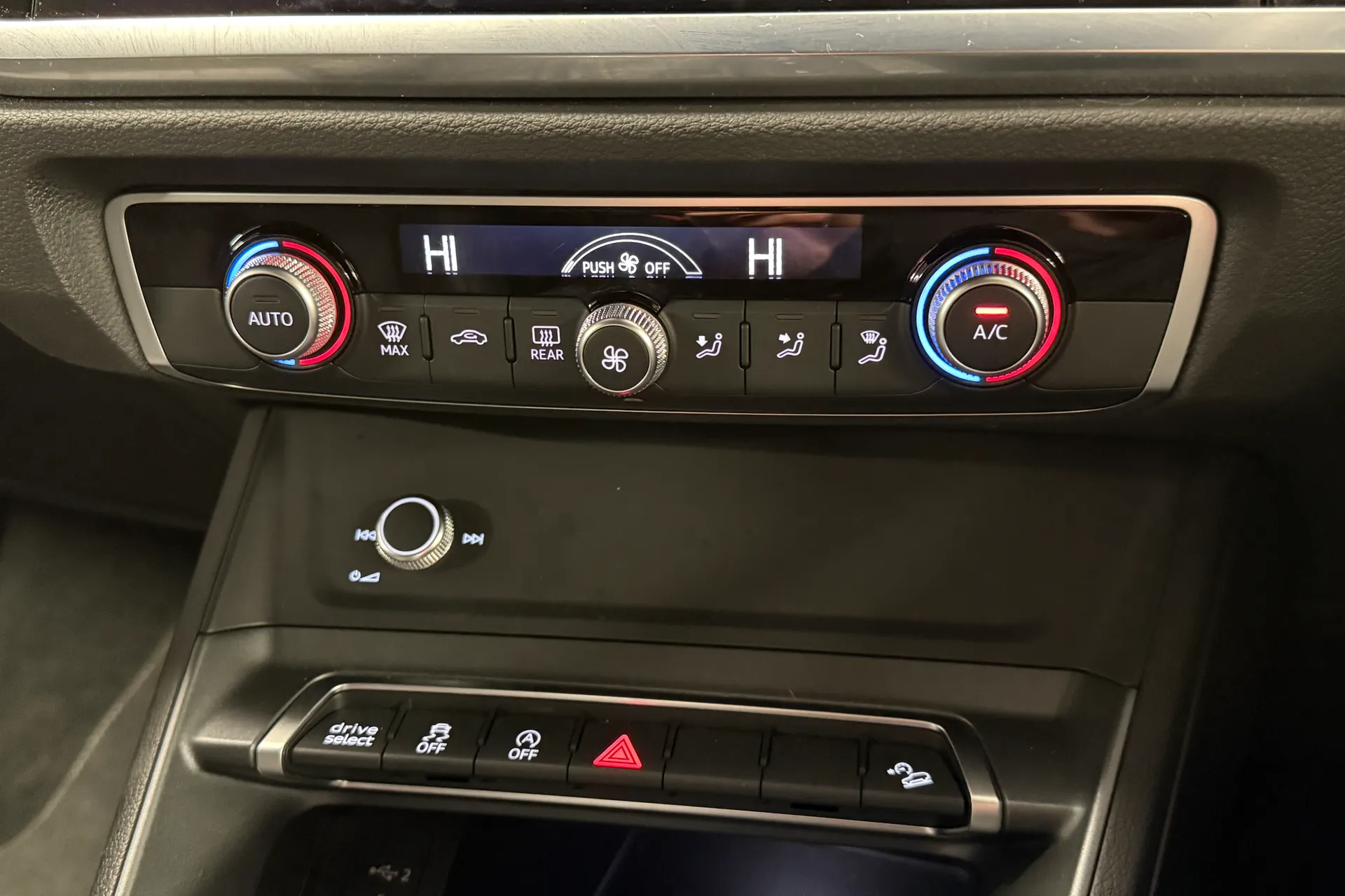 Audi Q3 thumbnail image number 21