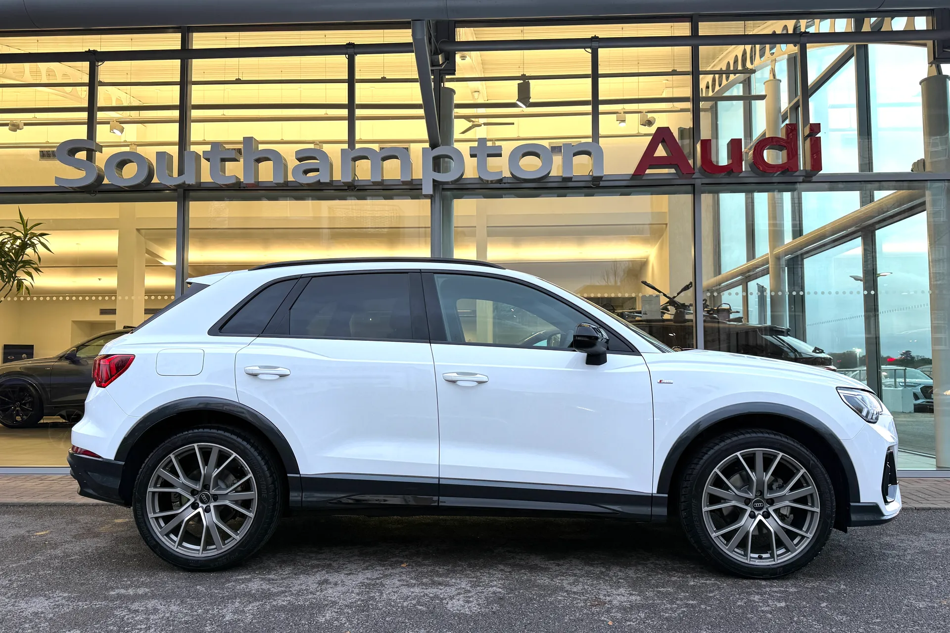 Audi Q3 thumbnail image number 2