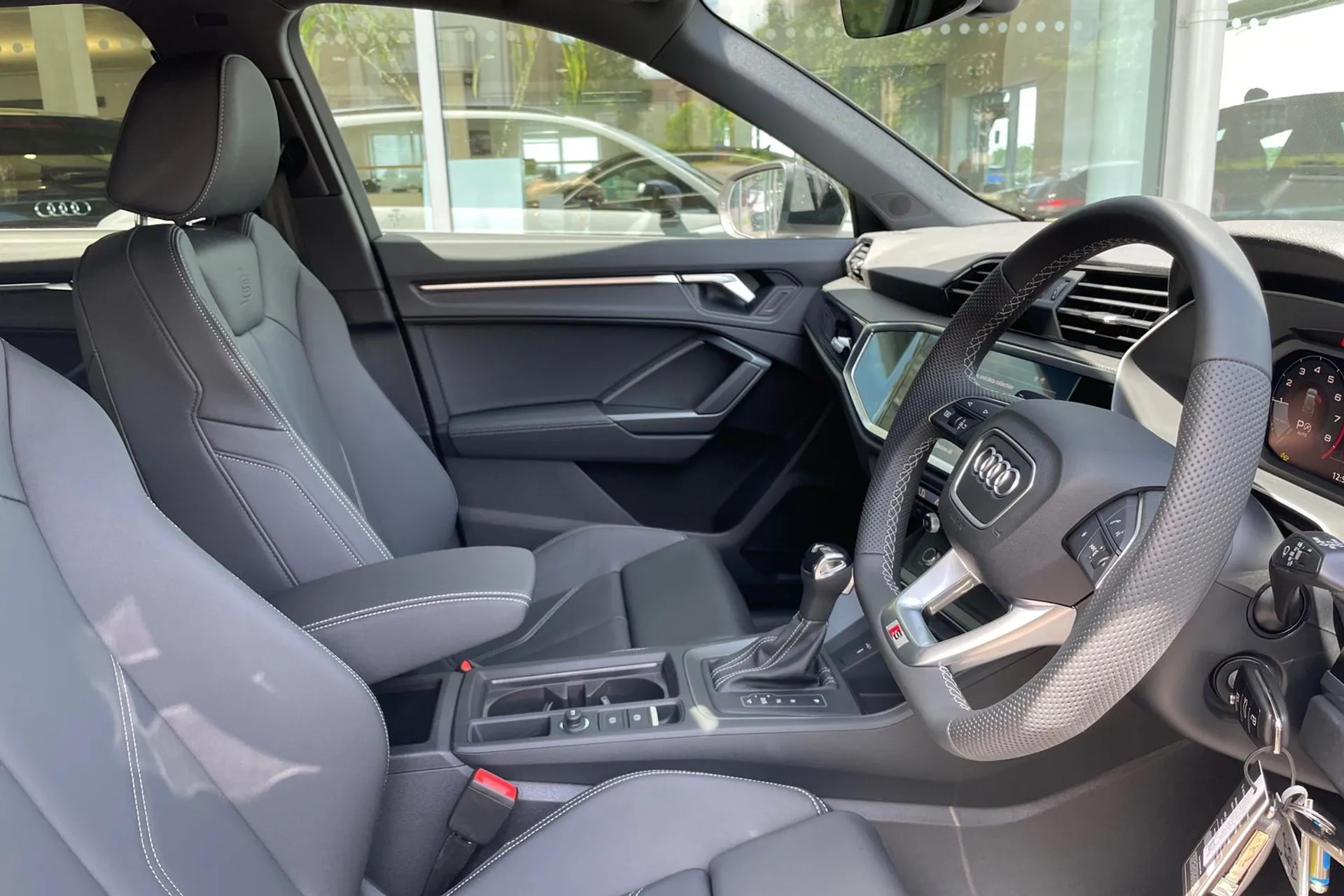 Audi Q3 thumbnail image number 25