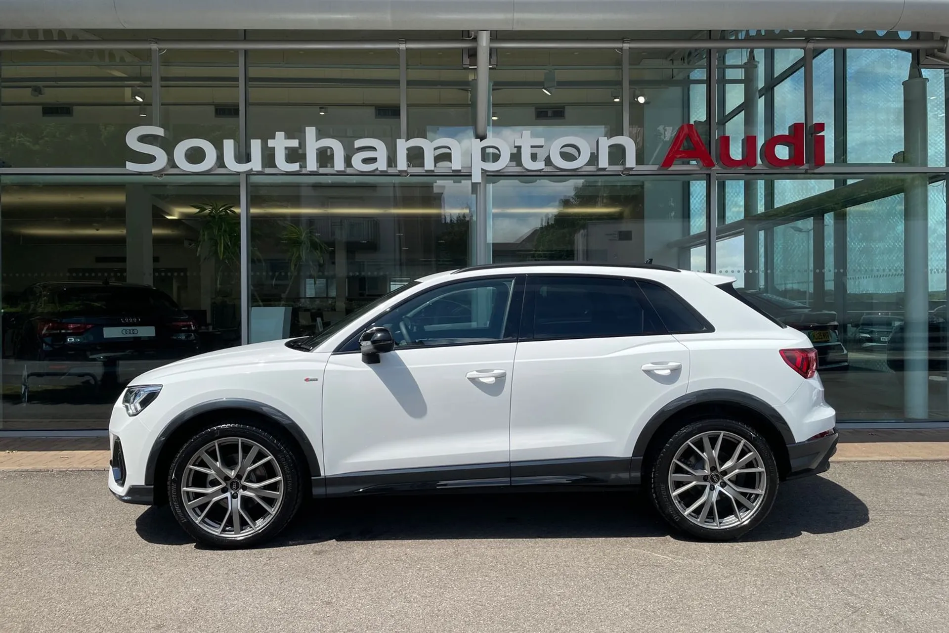 Audi Q3 thumbnail image number 10