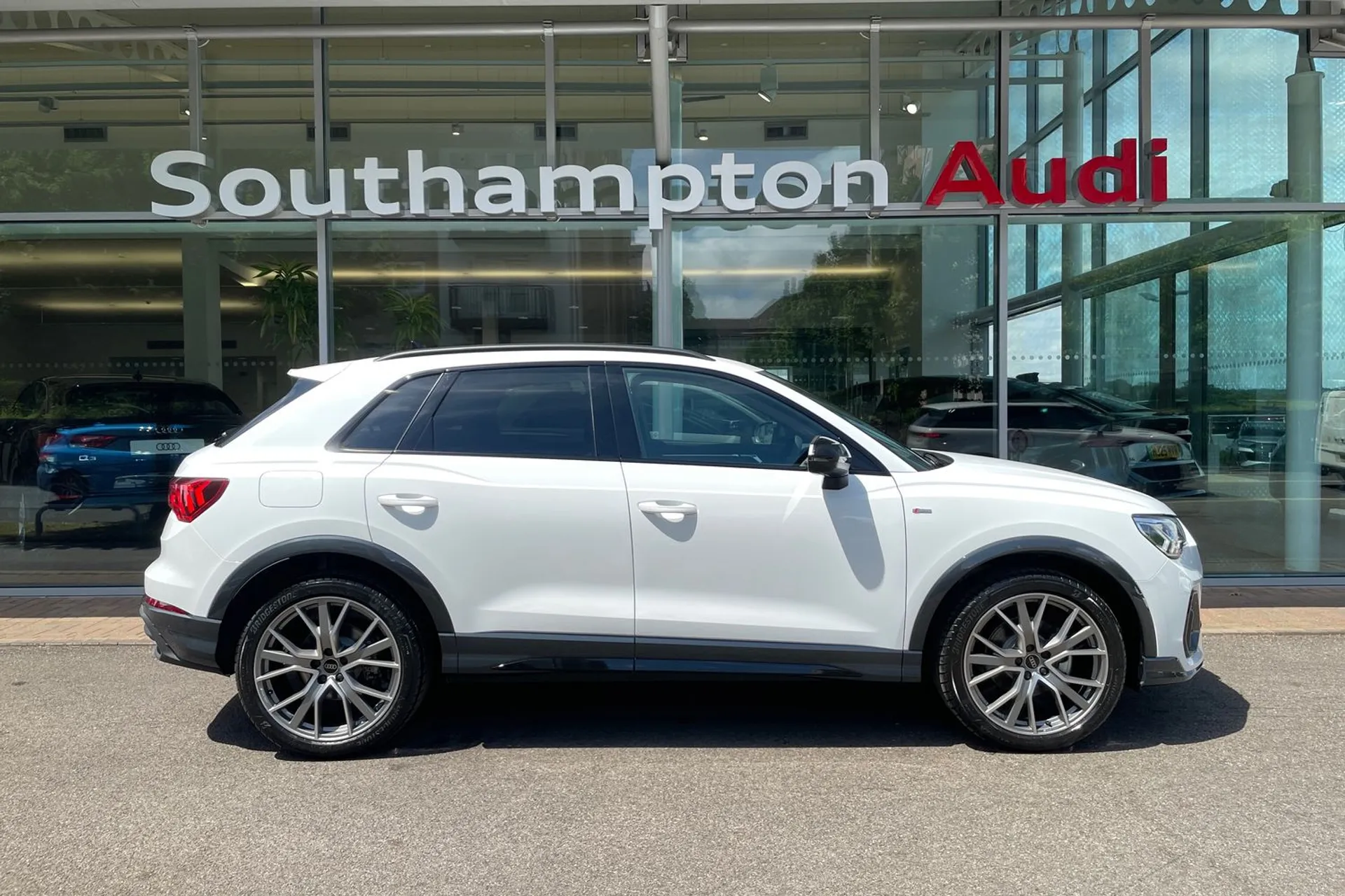 Audi Q3 thumbnail image number 2