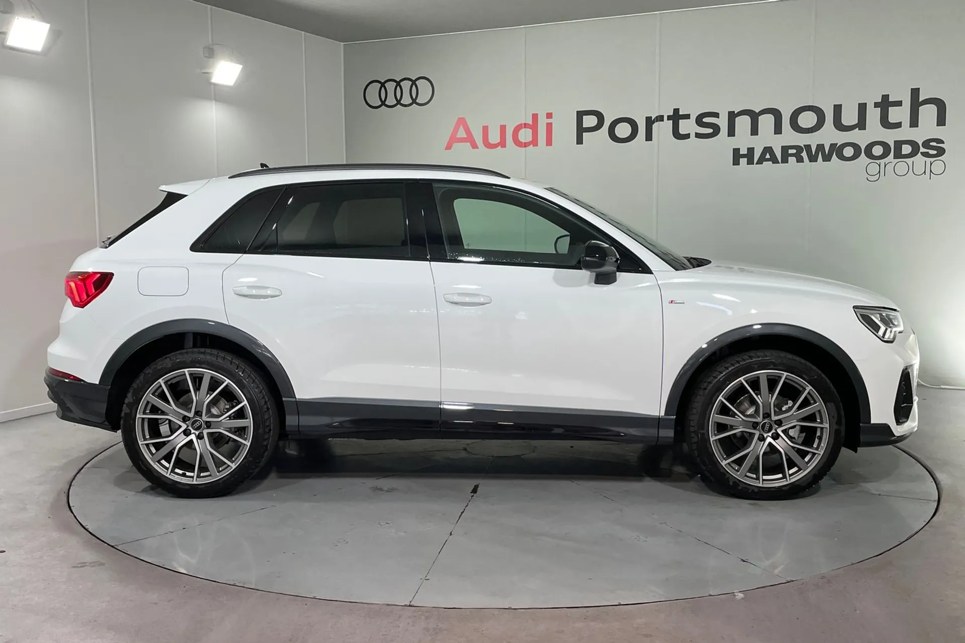 Audi Q3 thumbnail image number 2