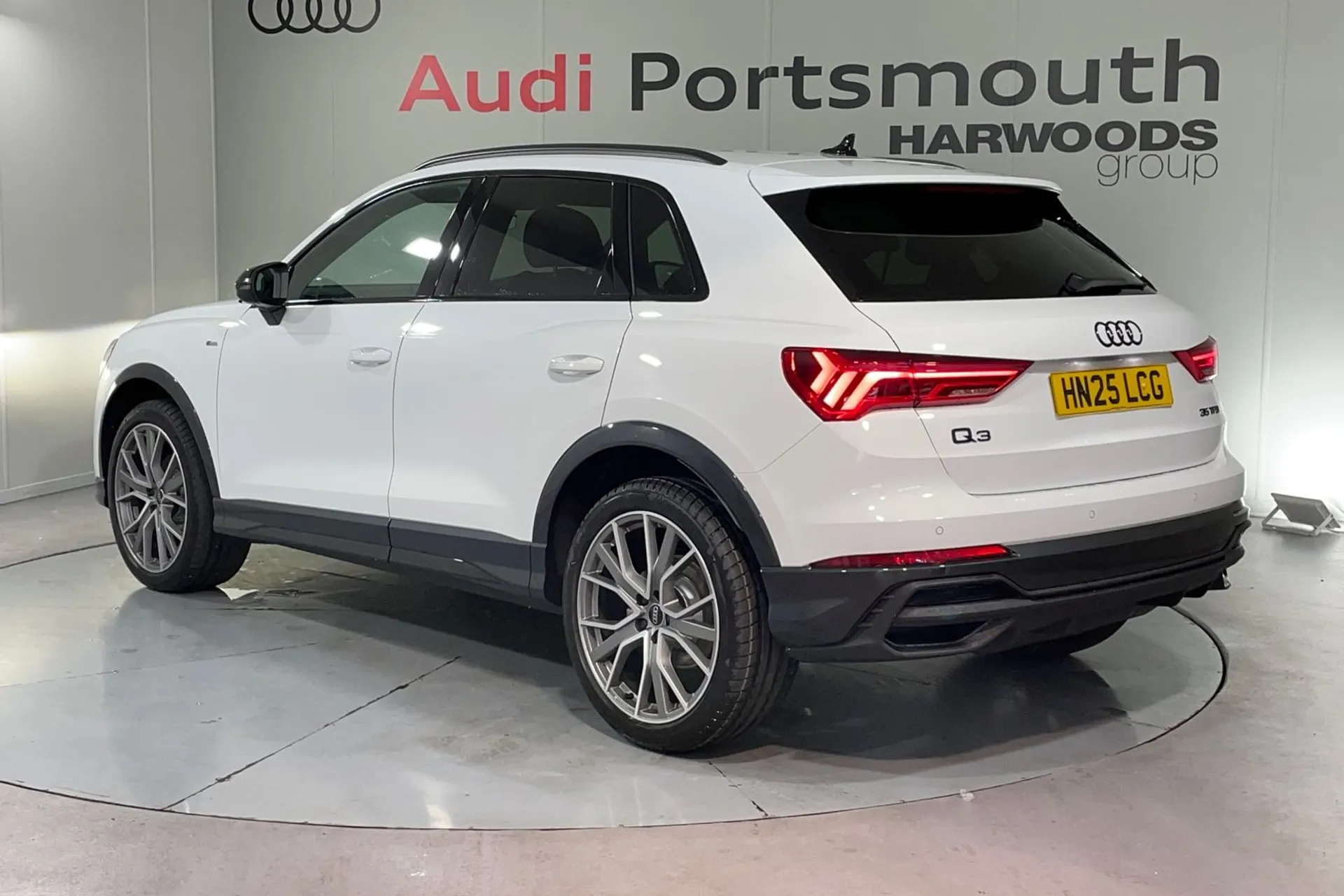 Audi Q3 thumbnail image number 10