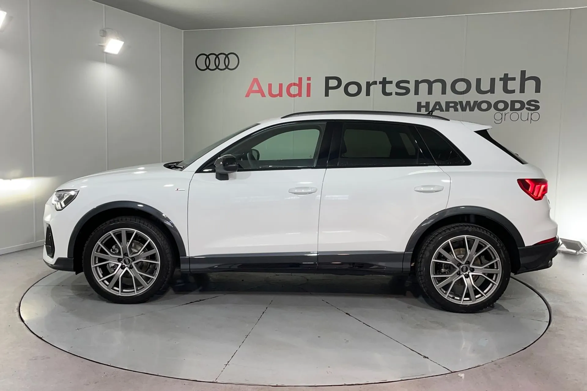Audi Q3 thumbnail image number 12