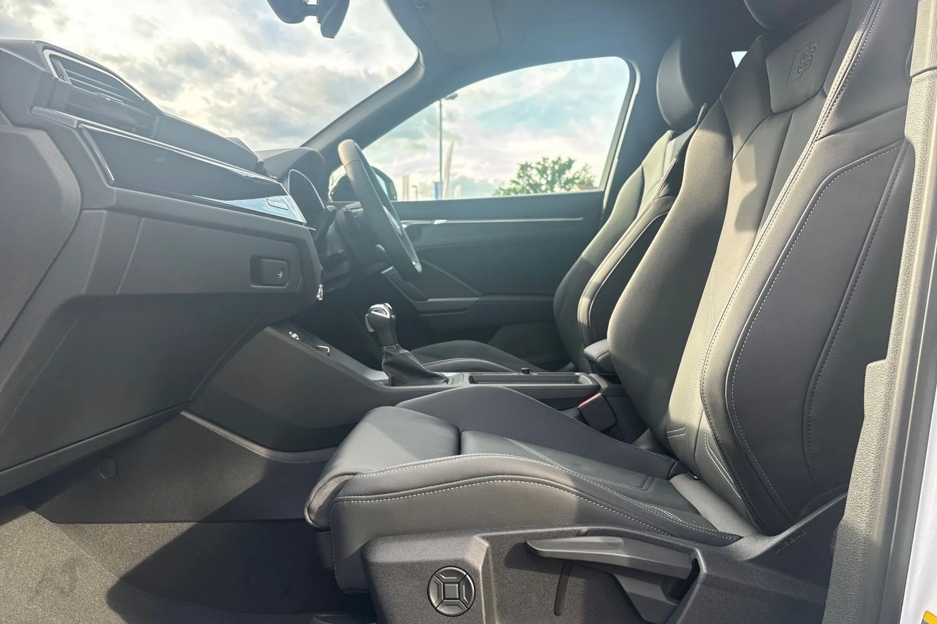 Audi Q3 thumbnail image number 18