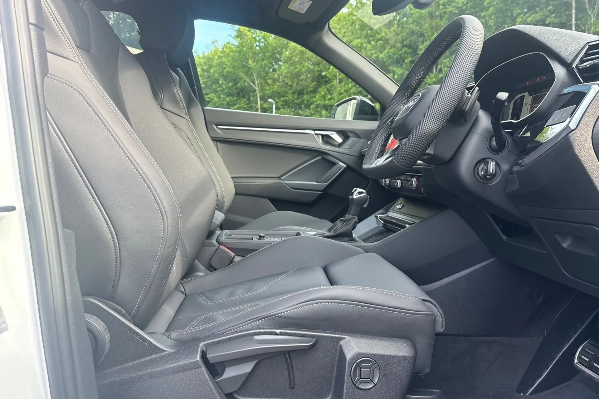 Audi Q3 thumbnail image number 12