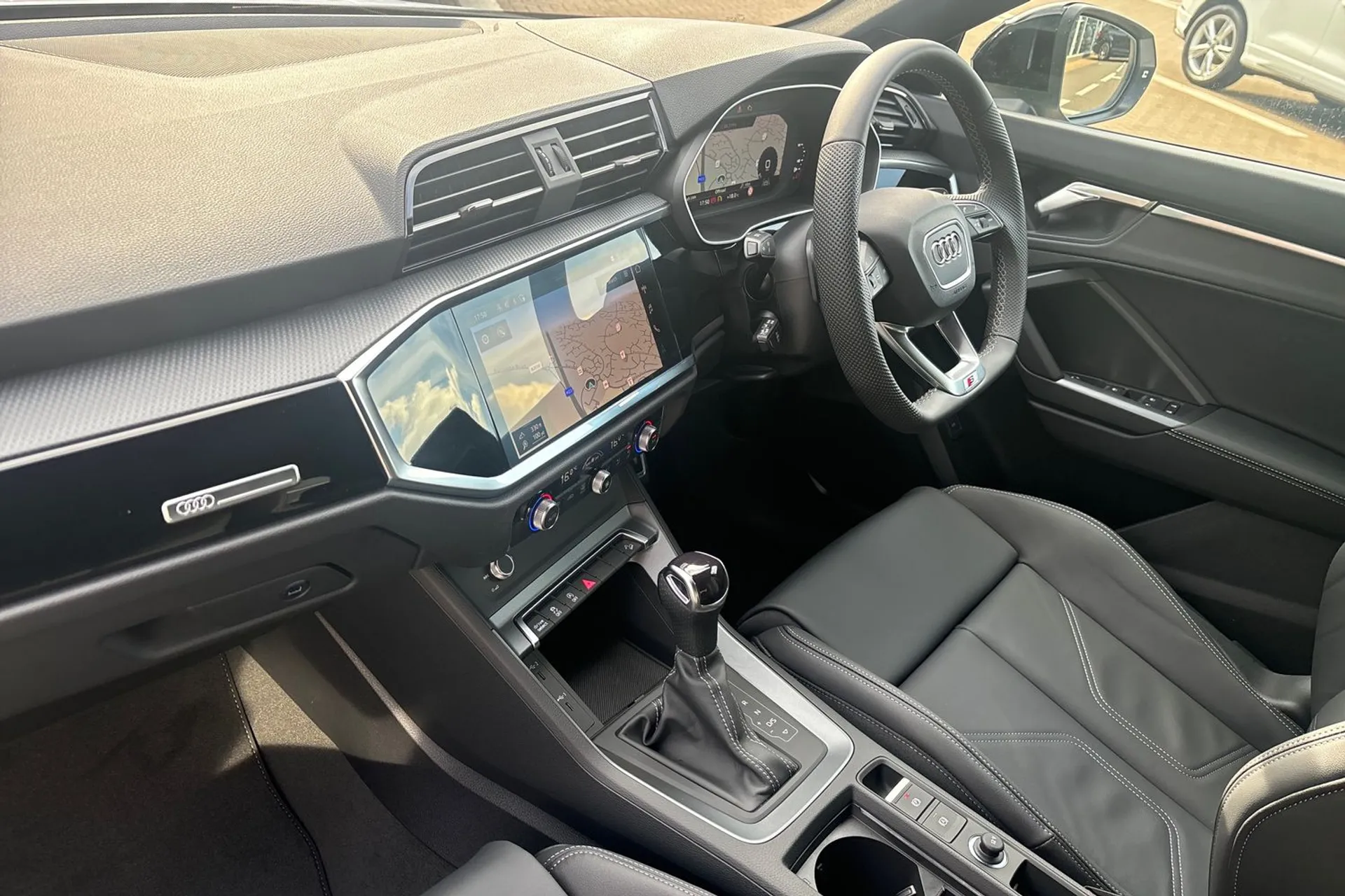 Audi Q3 thumbnail image number 17