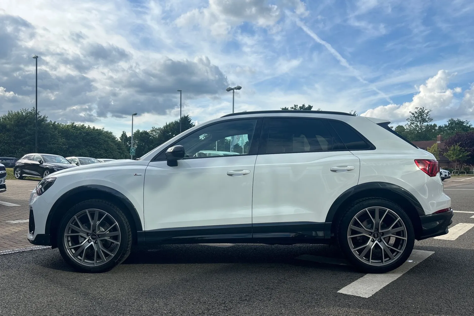 Audi Q3 thumbnail image number 14