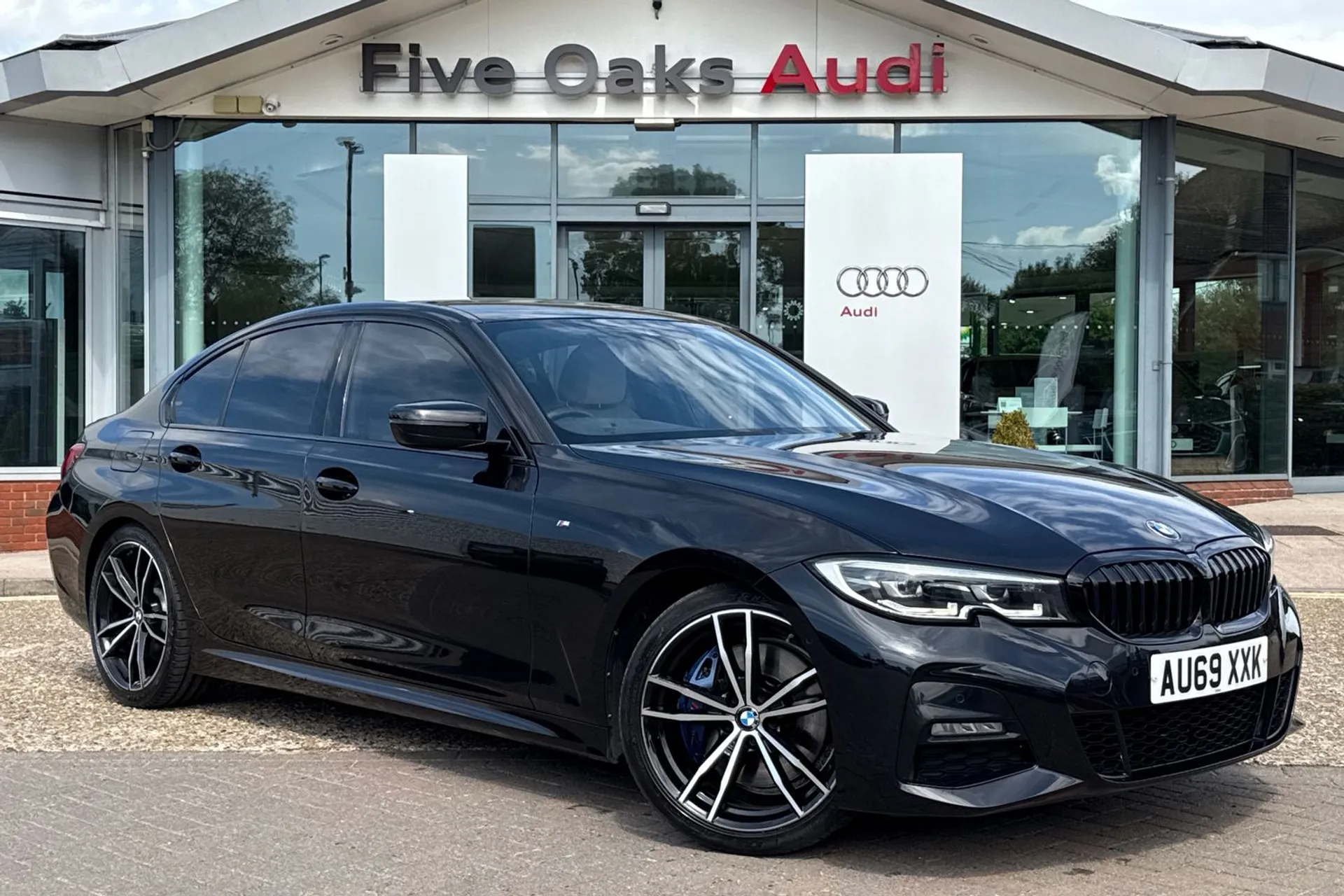 BMW 3 SERIES focused image