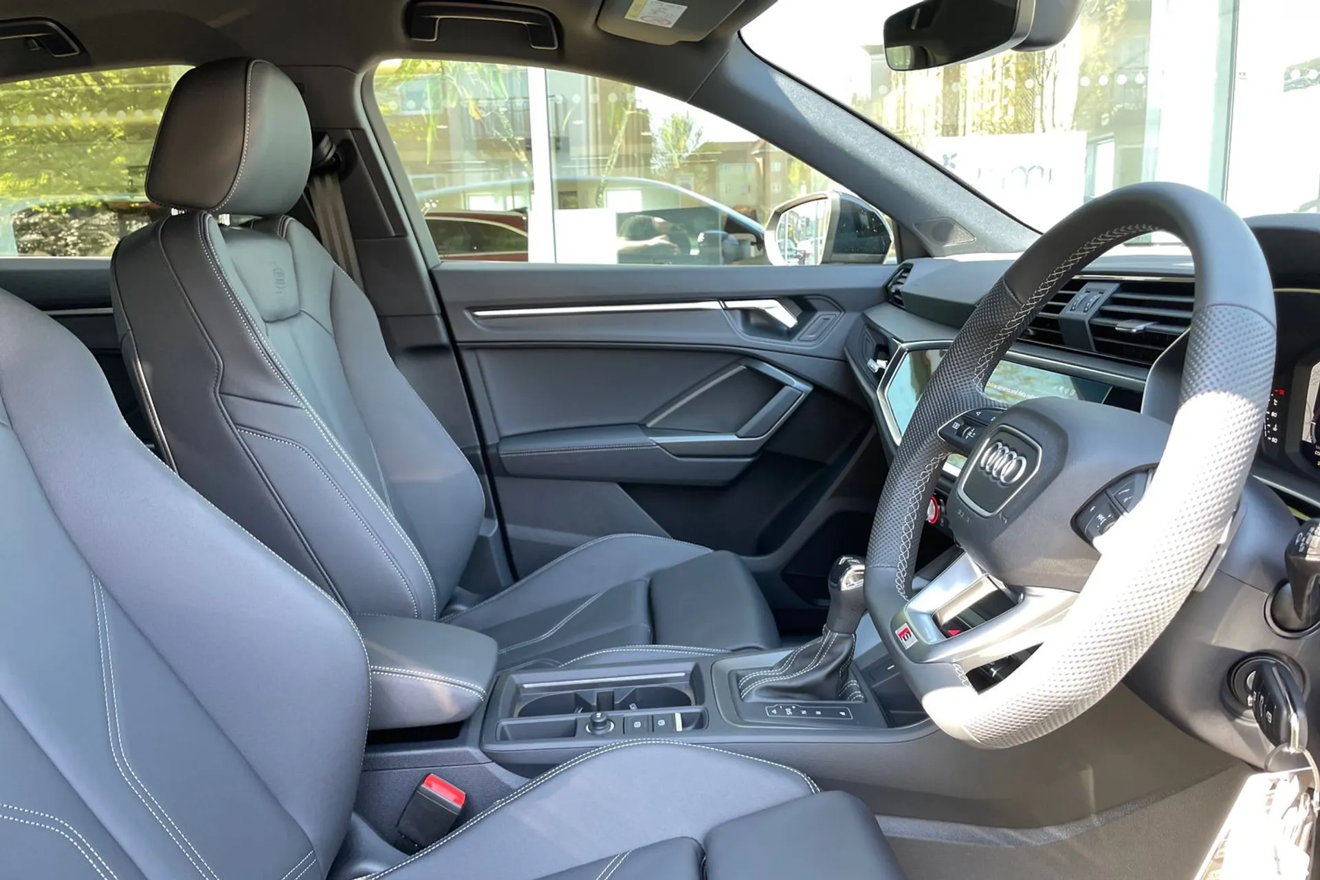 Audi Q3 thumbnail image number 24