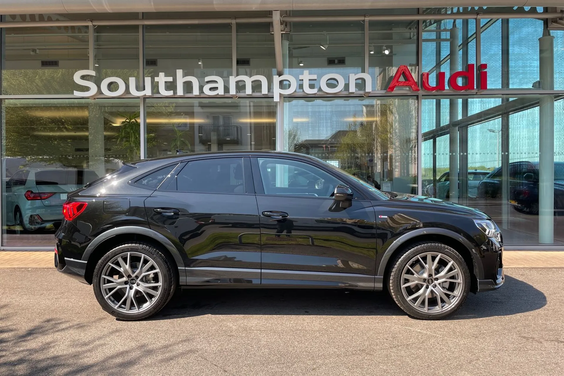 Audi Q3 thumbnail image number 2