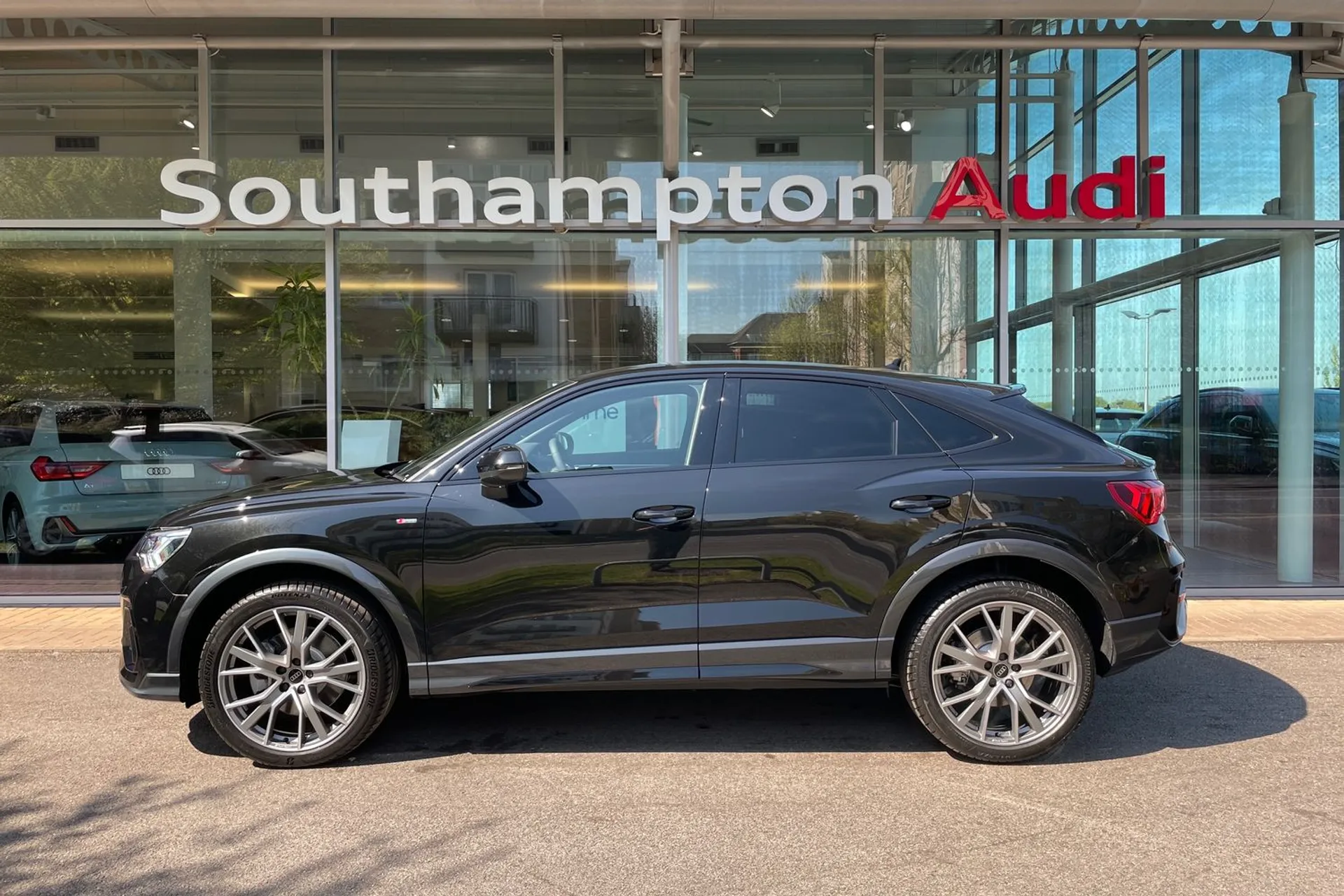Audi Q3 thumbnail image number 9