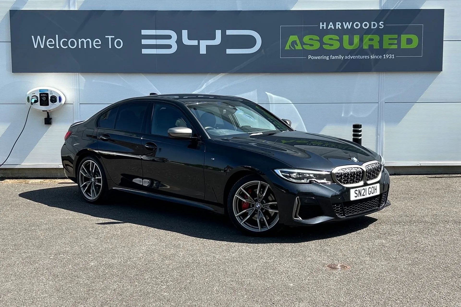 BMW 3 SERIES focused image