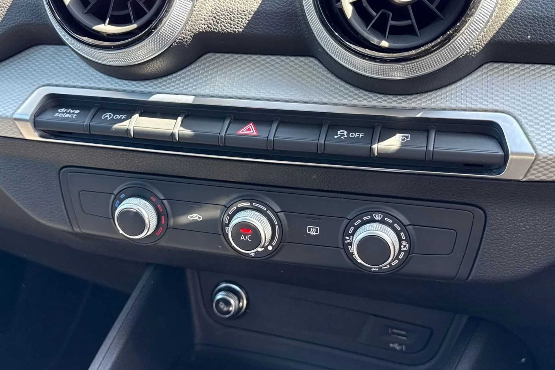 Audi Q2 thumbnail image number 15