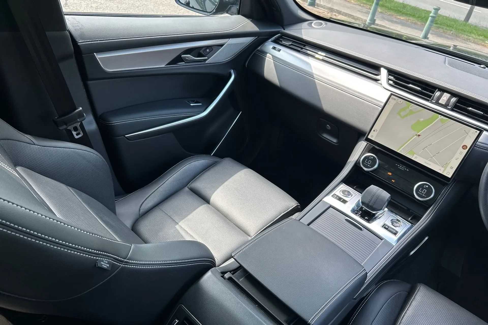 Jaguar F-PACE thumbnail image number 37