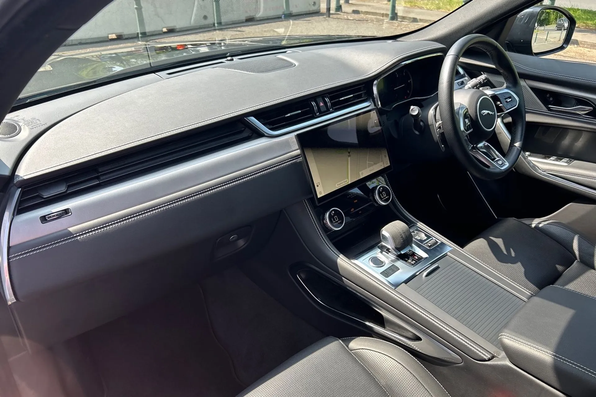 Jaguar F-PACE thumbnail image number 18