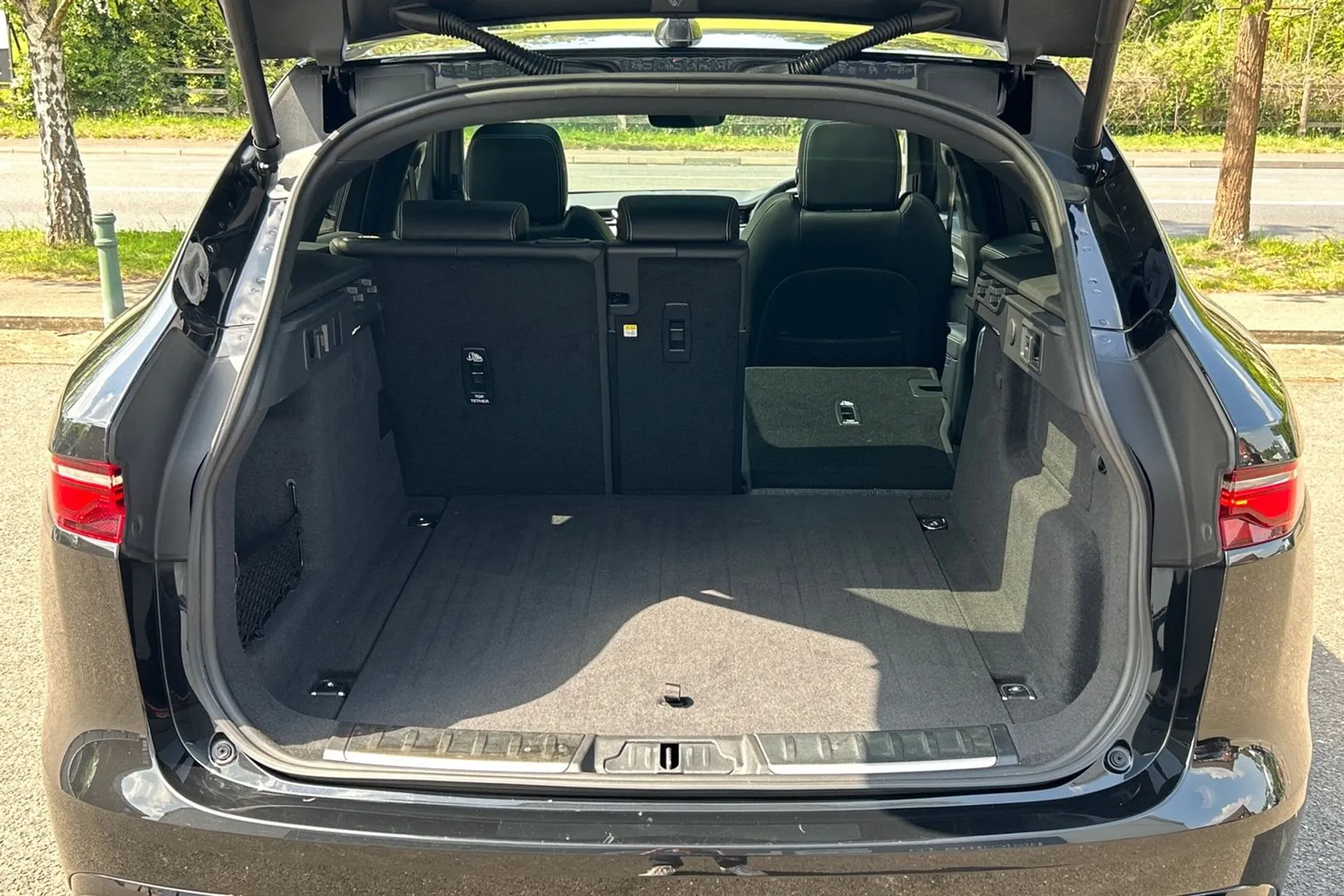 Jaguar F-PACE thumbnail image number 35