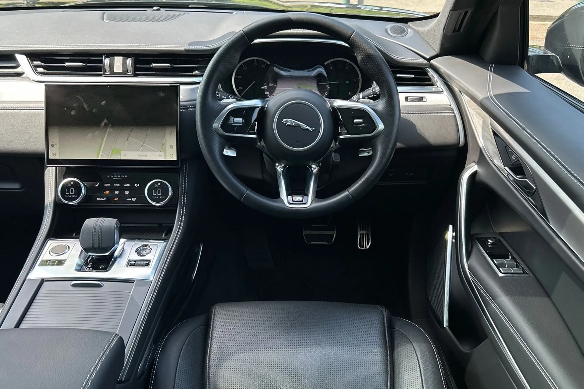 Jaguar F-PACE thumbnail image number 40