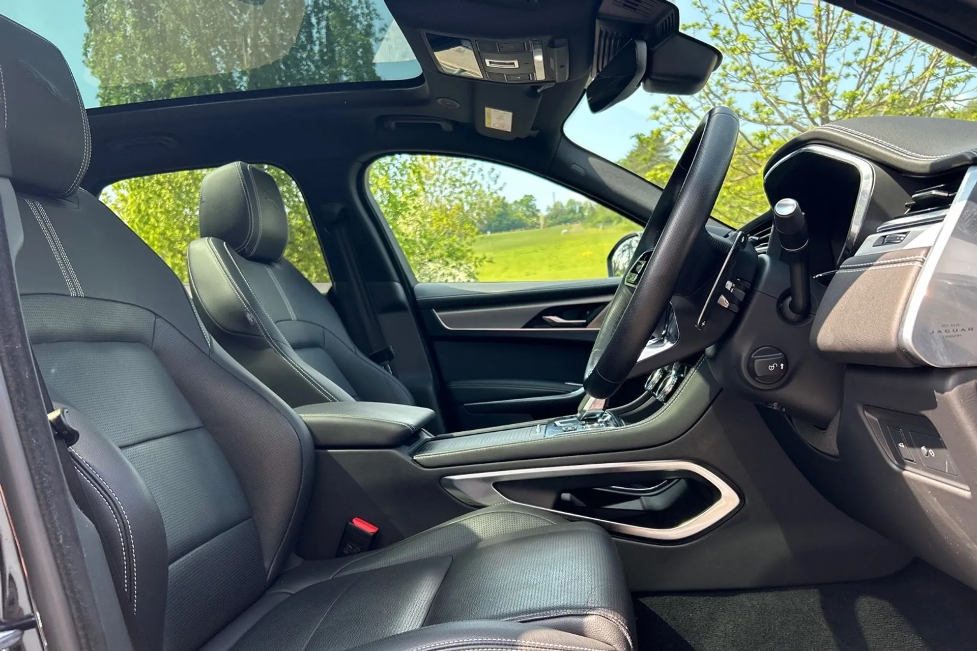 Jaguar F-PACE thumbnail image number 12