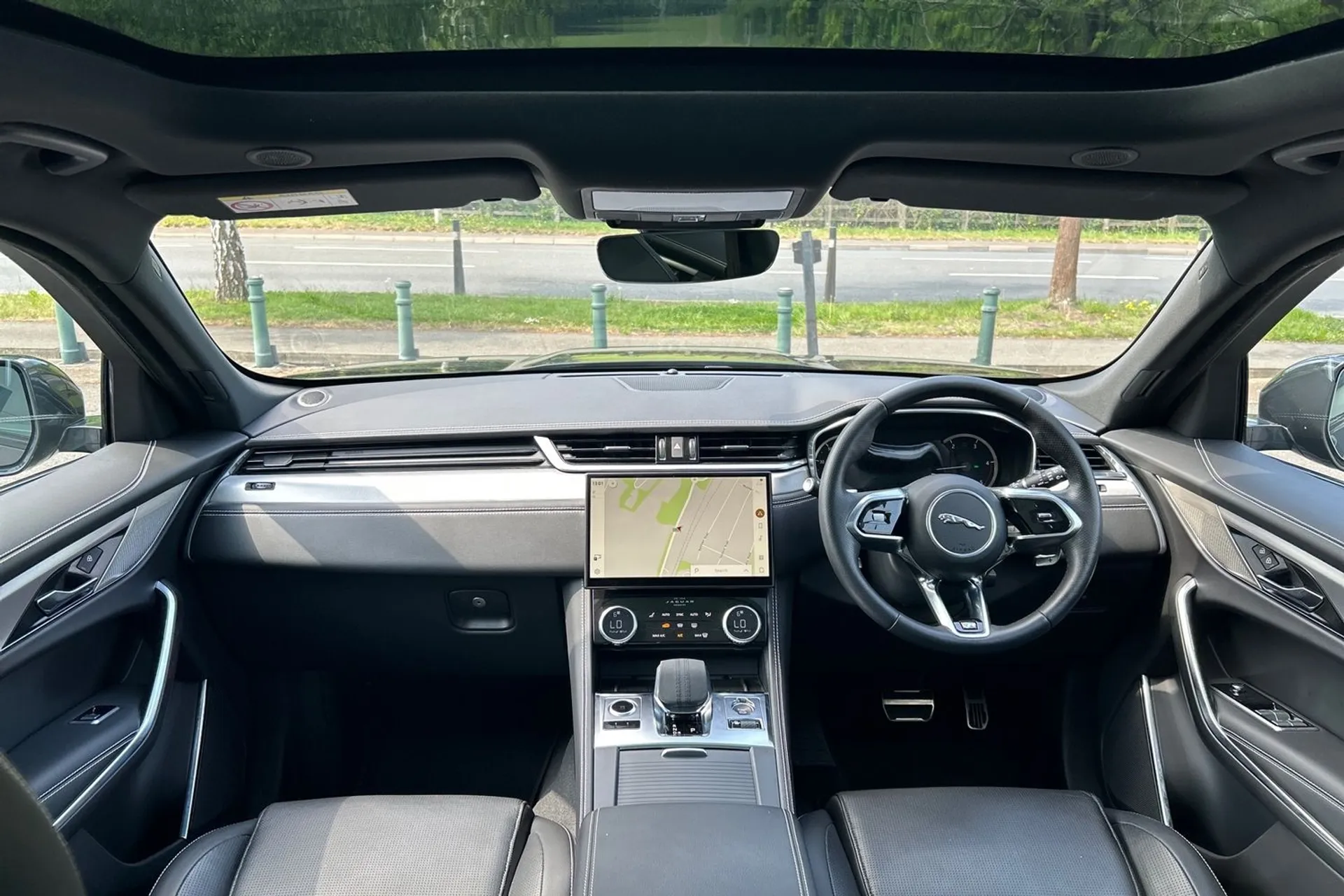 Jaguar F-PACE thumbnail image number 3