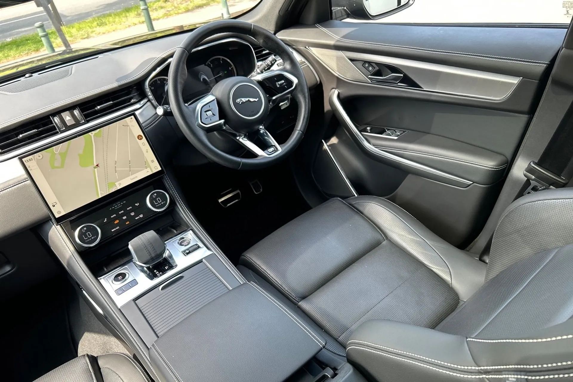 Jaguar F-PACE thumbnail image number 39