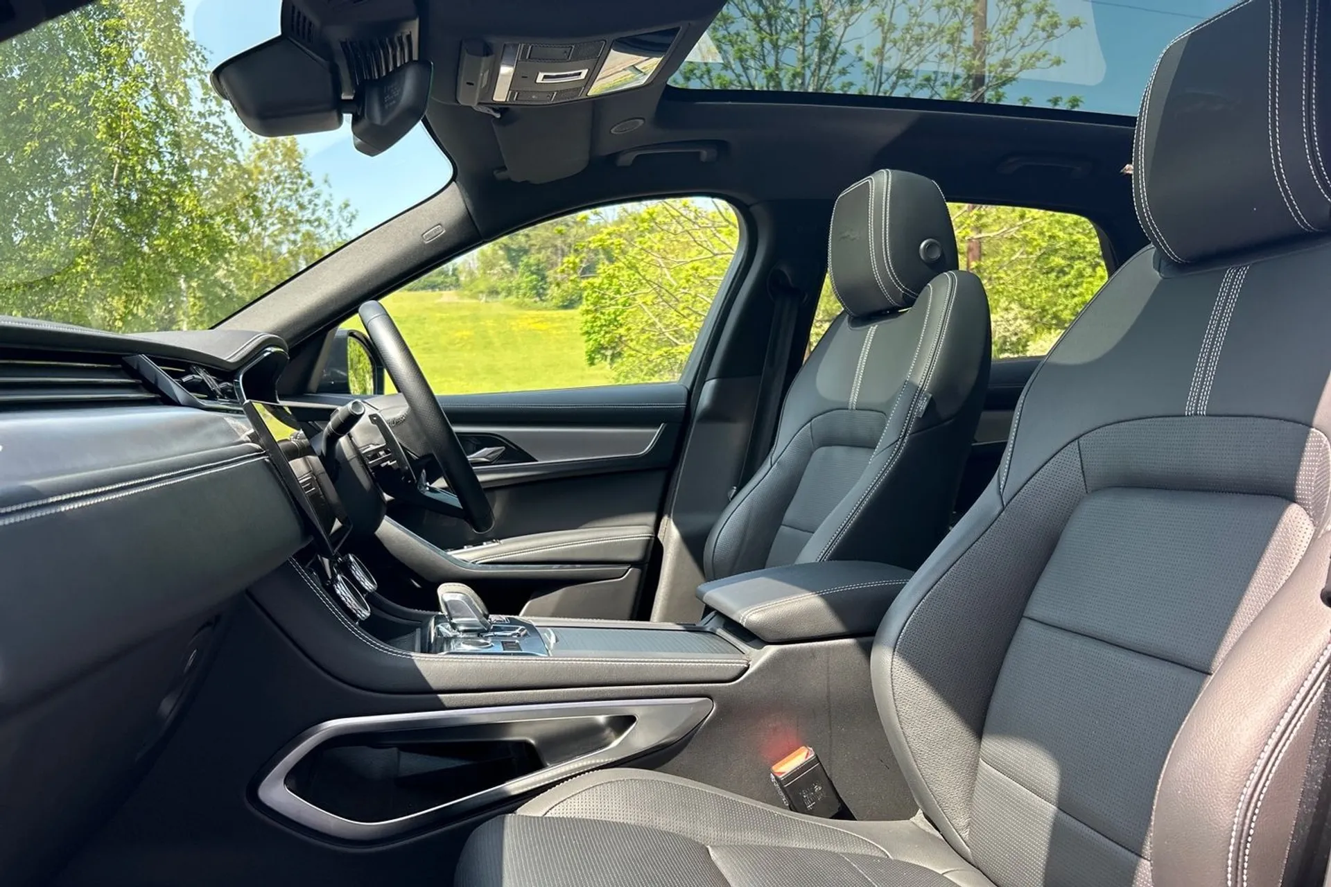 Jaguar F-PACE thumbnail image number 19