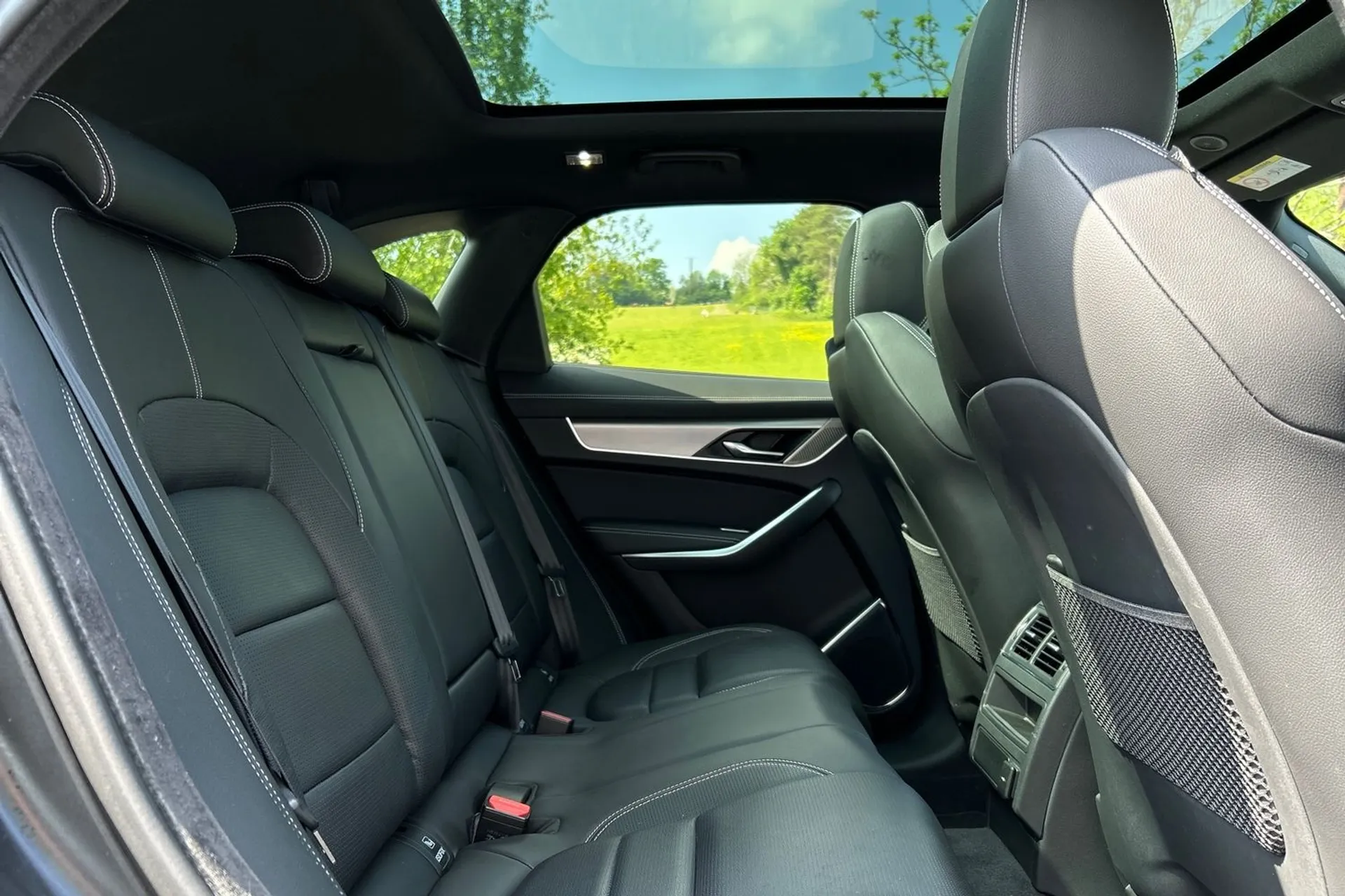 Jaguar F-PACE thumbnail image number 10