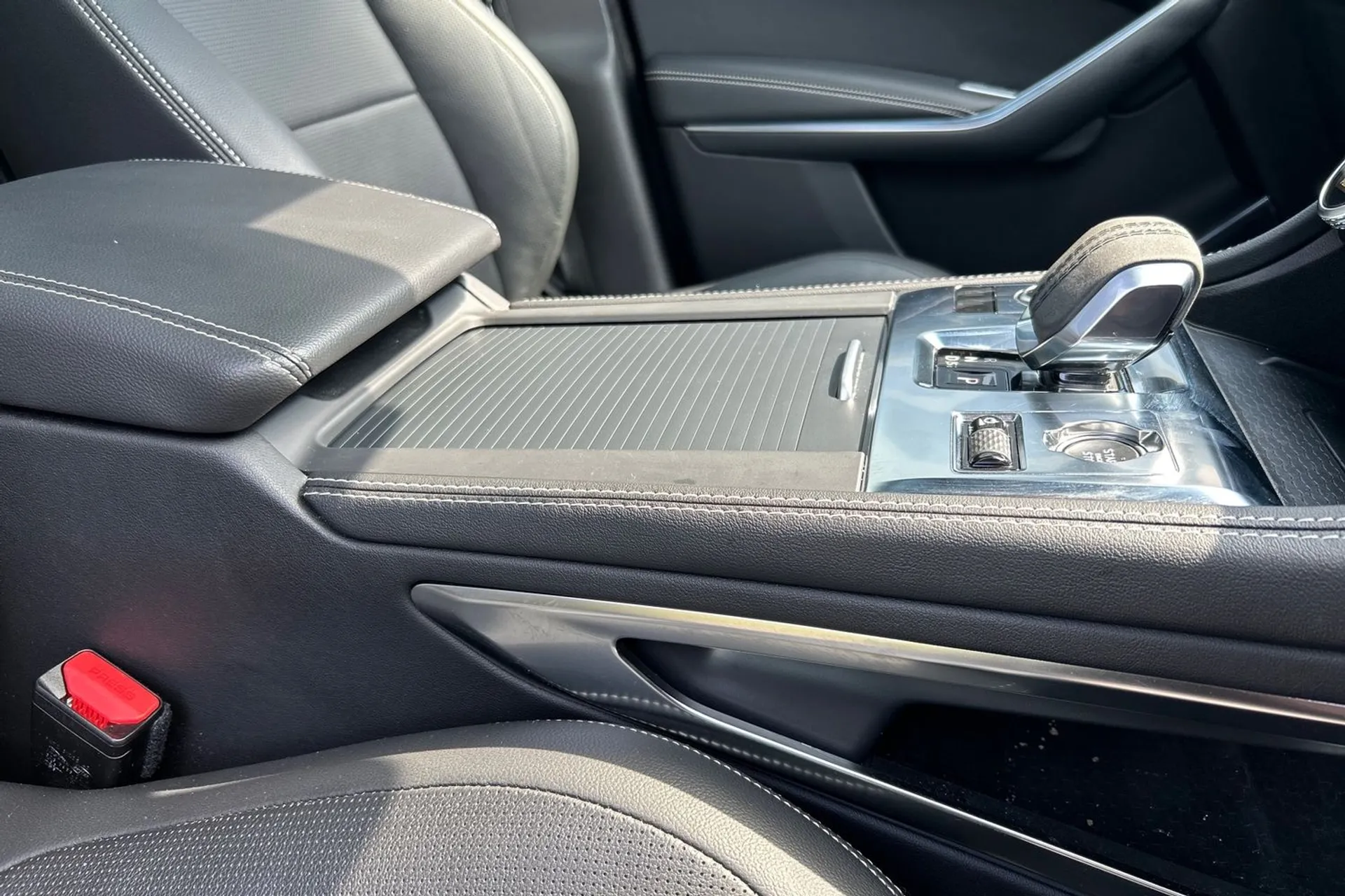 Jaguar F-PACE thumbnail image number 46