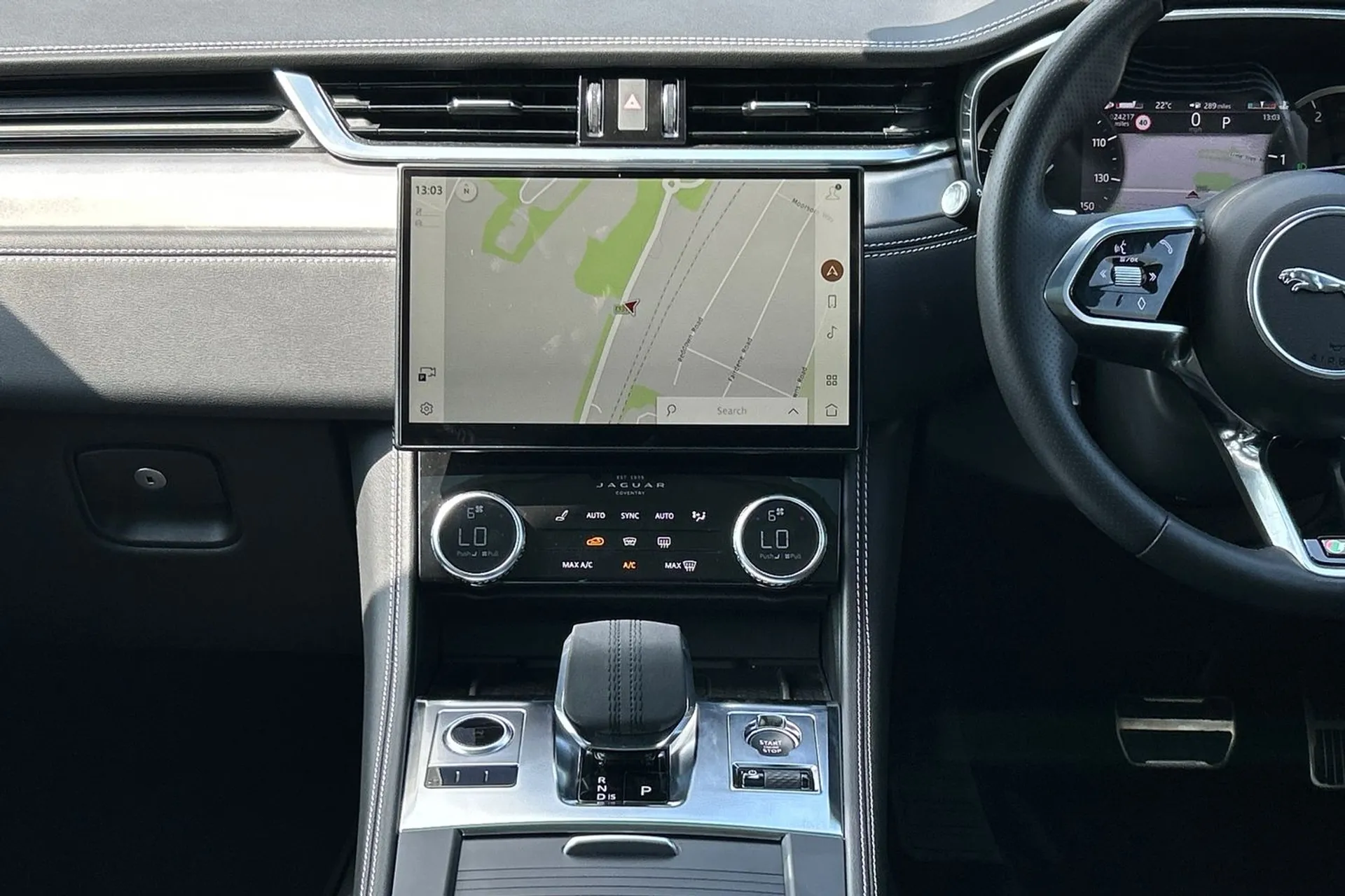 Jaguar F-PACE thumbnail image number 38