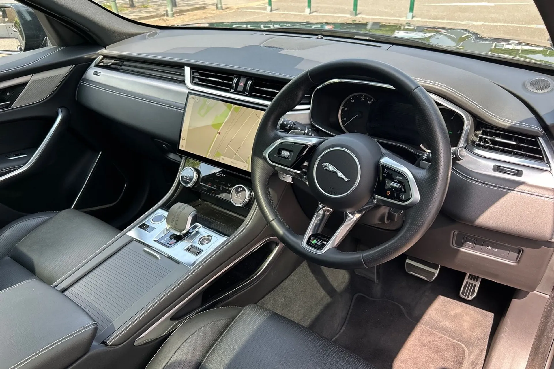 Jaguar F-PACE thumbnail image number 13