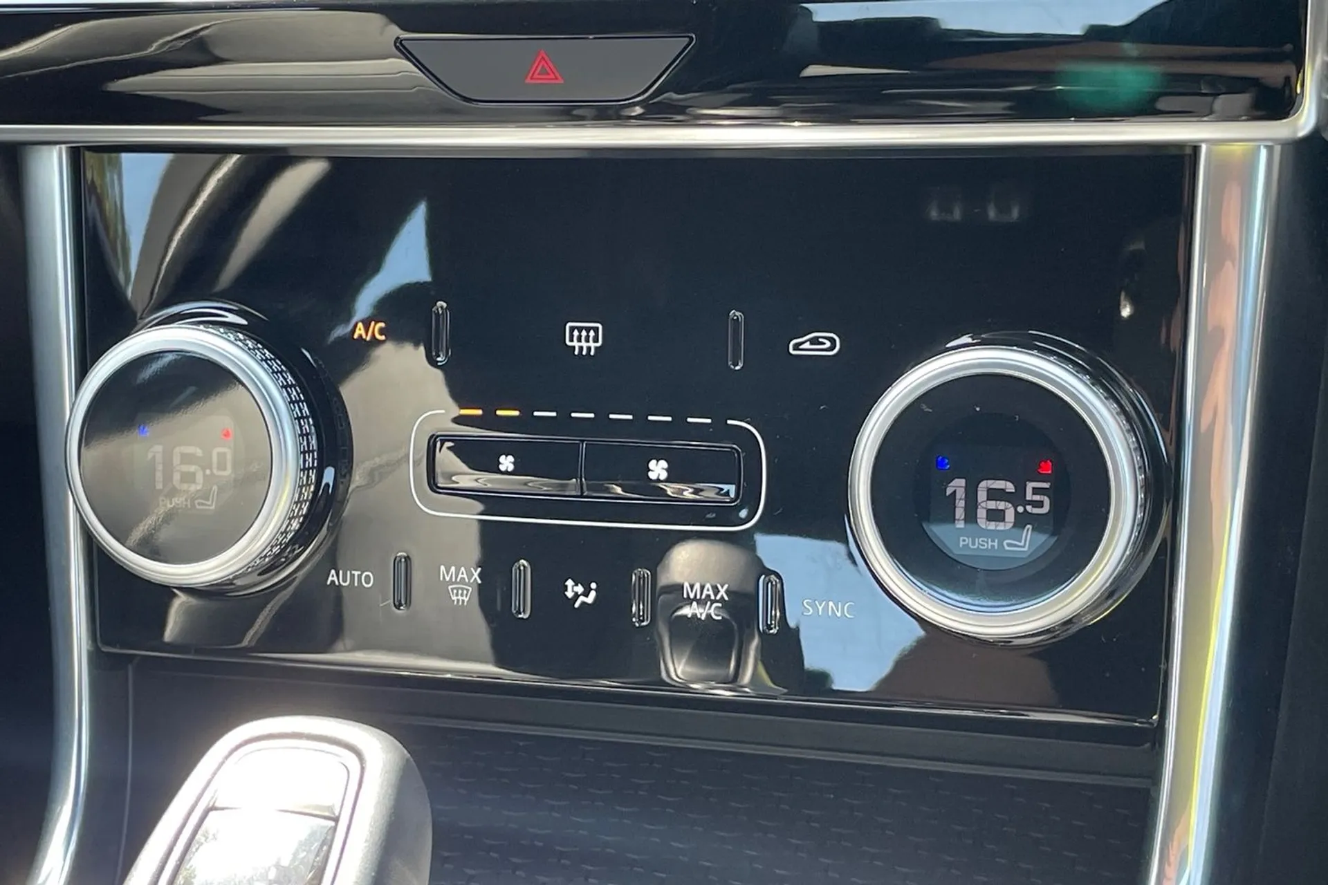 Jaguar XE thumbnail image number 40
