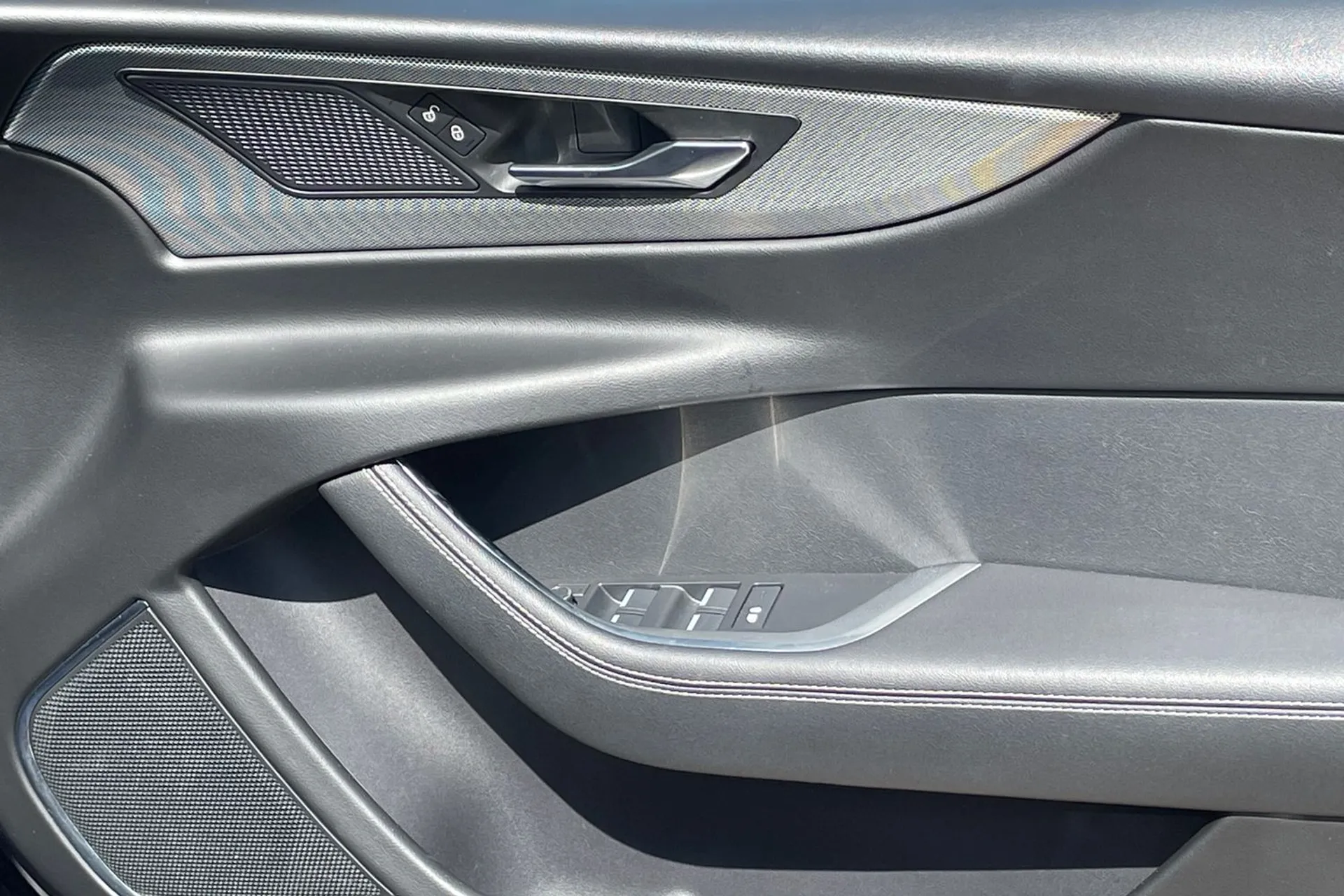 Jaguar XE thumbnail image number 41