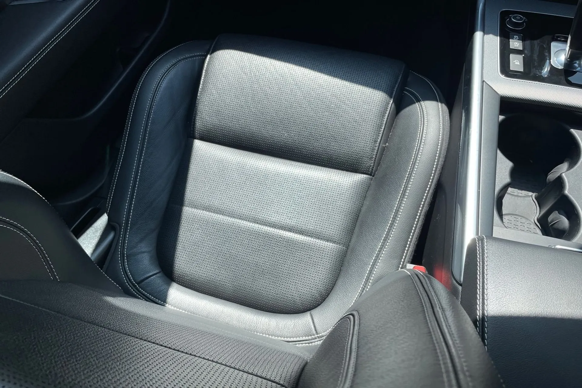 Jaguar XE thumbnail image number 34