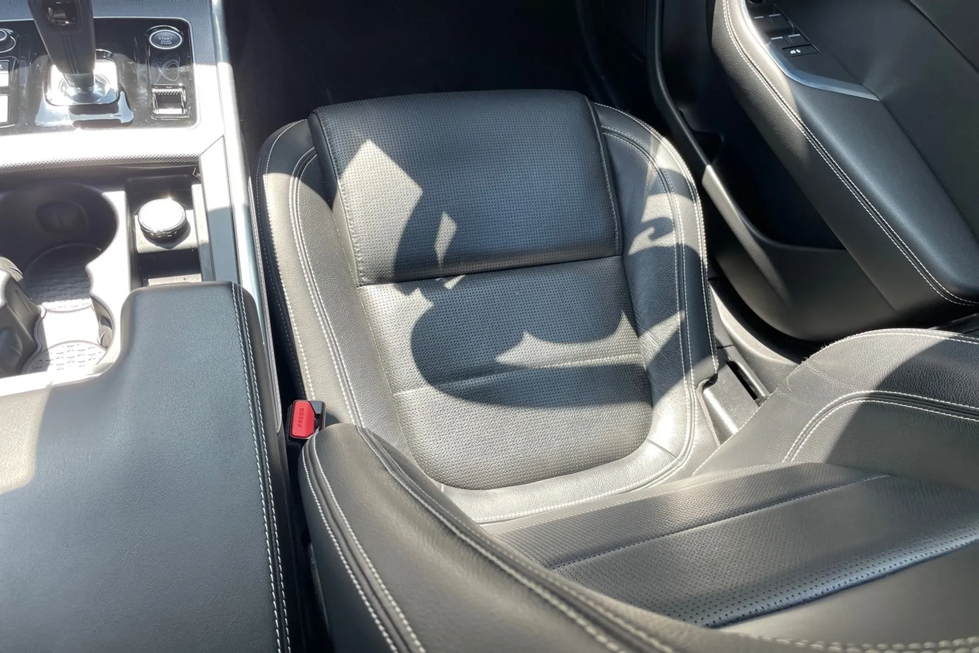 Jaguar XE thumbnail image number 35