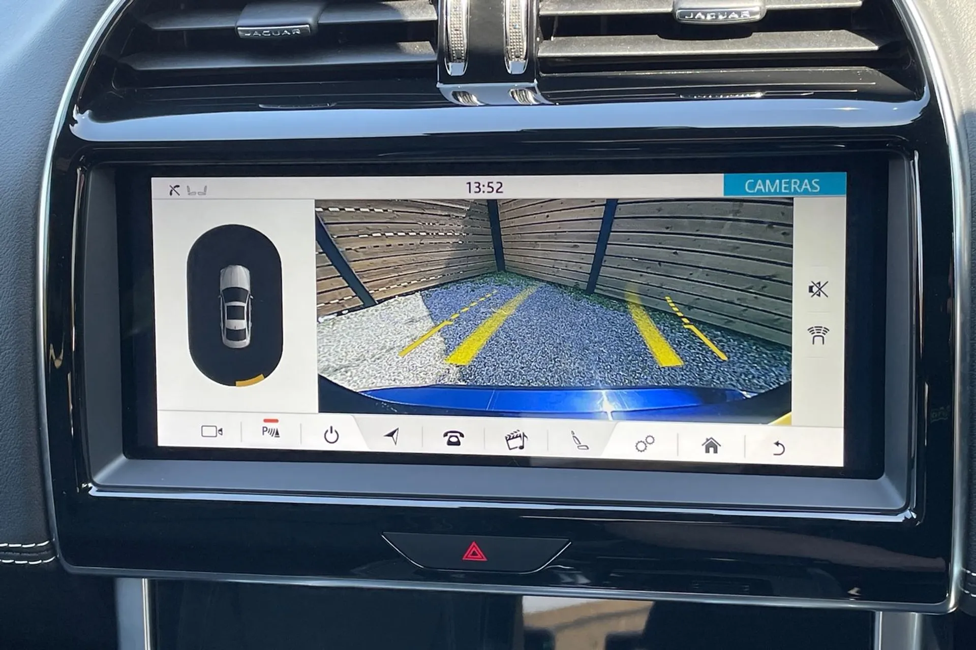 Jaguar XE thumbnail image number 4