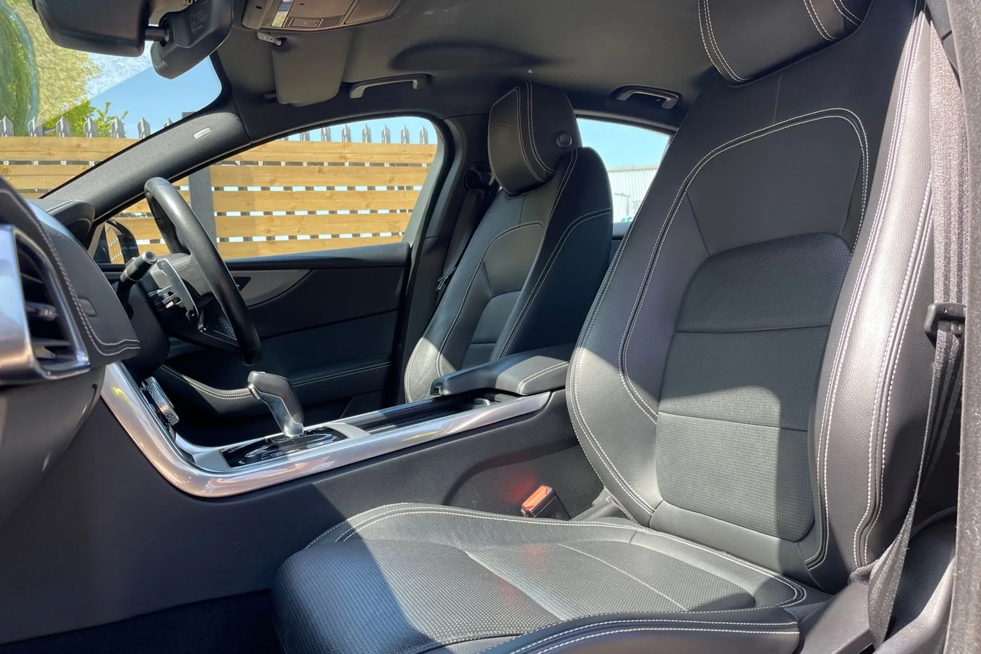 Jaguar XE thumbnail image number 30