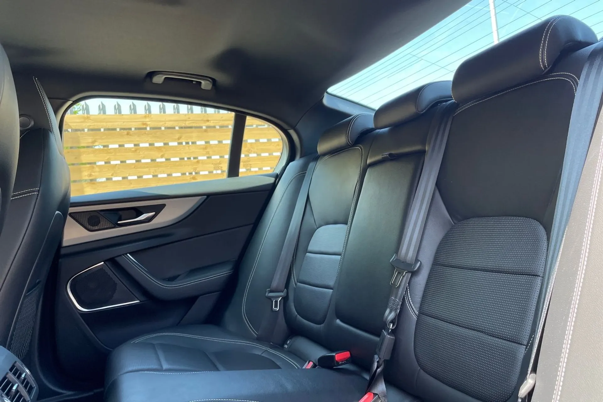 Jaguar XE thumbnail image number 32