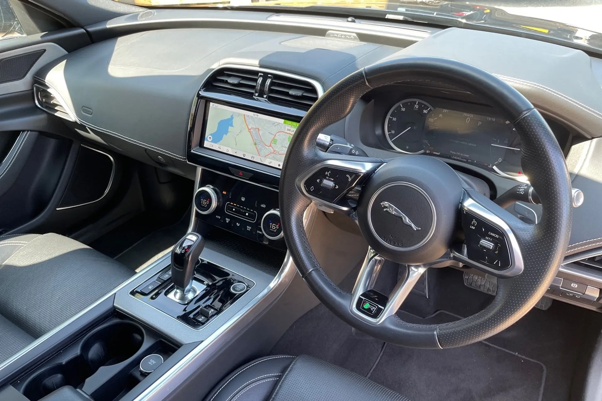 Jaguar XE thumbnail image number 28