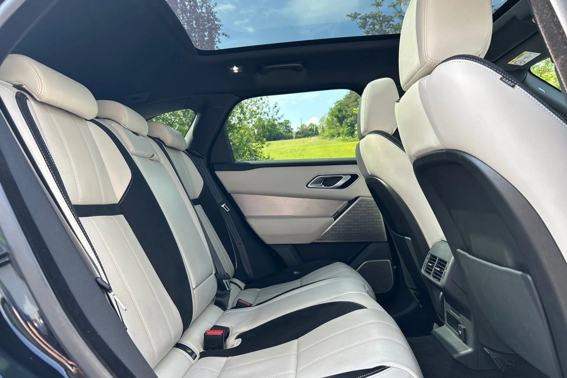 LAND ROVER RANGE ROVER VELAR thumbnail image number 18