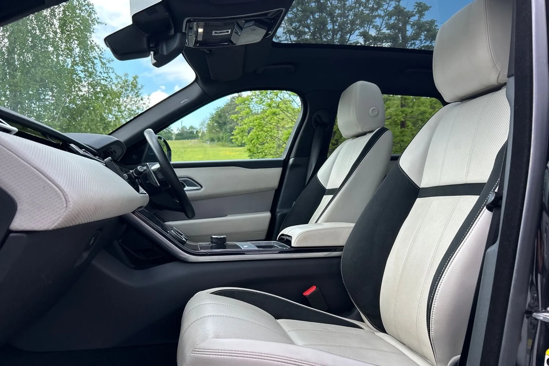 LAND ROVER RANGE ROVER VELAR thumbnail image number 12