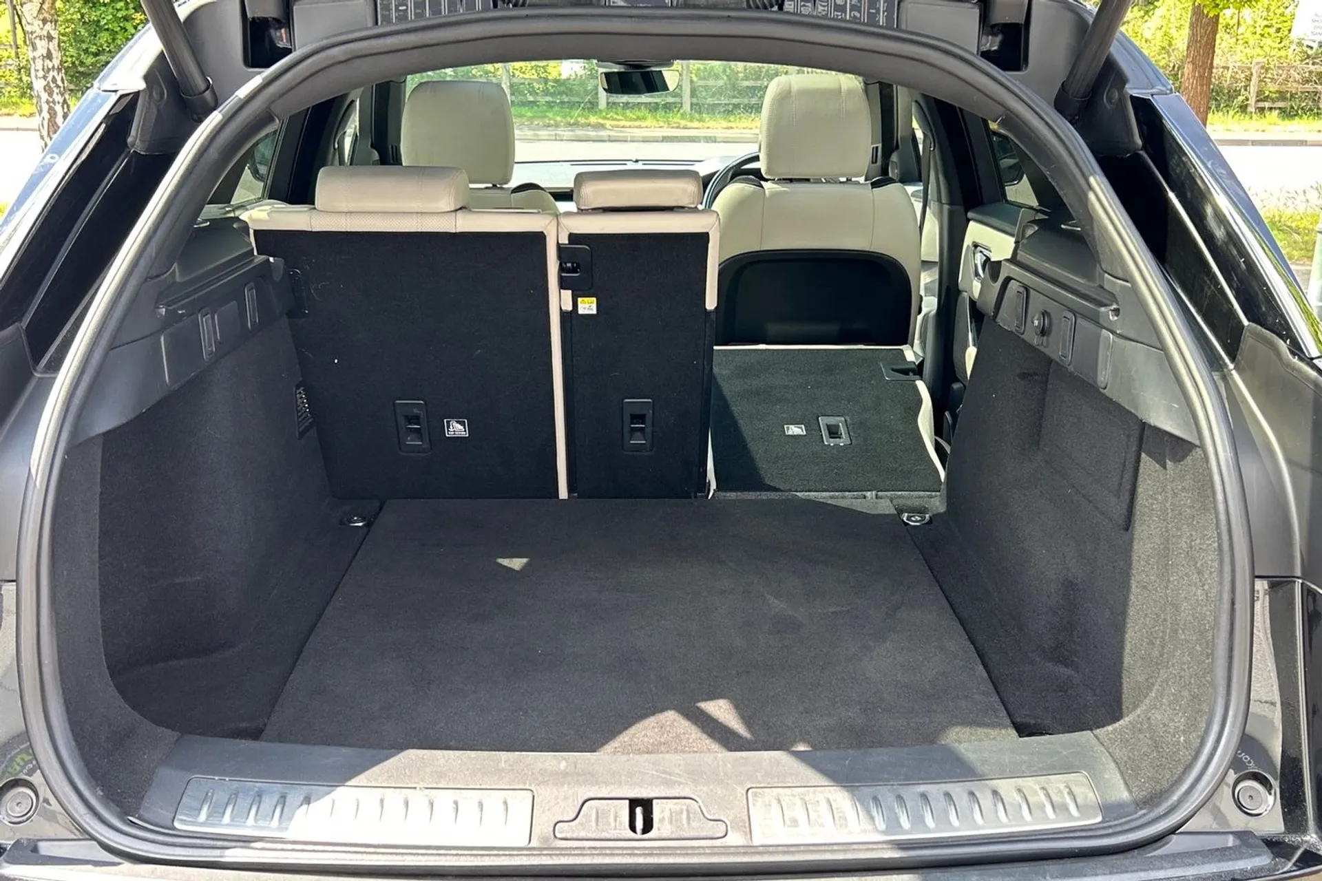 LAND ROVER RANGE ROVER VELAR thumbnail image number 28