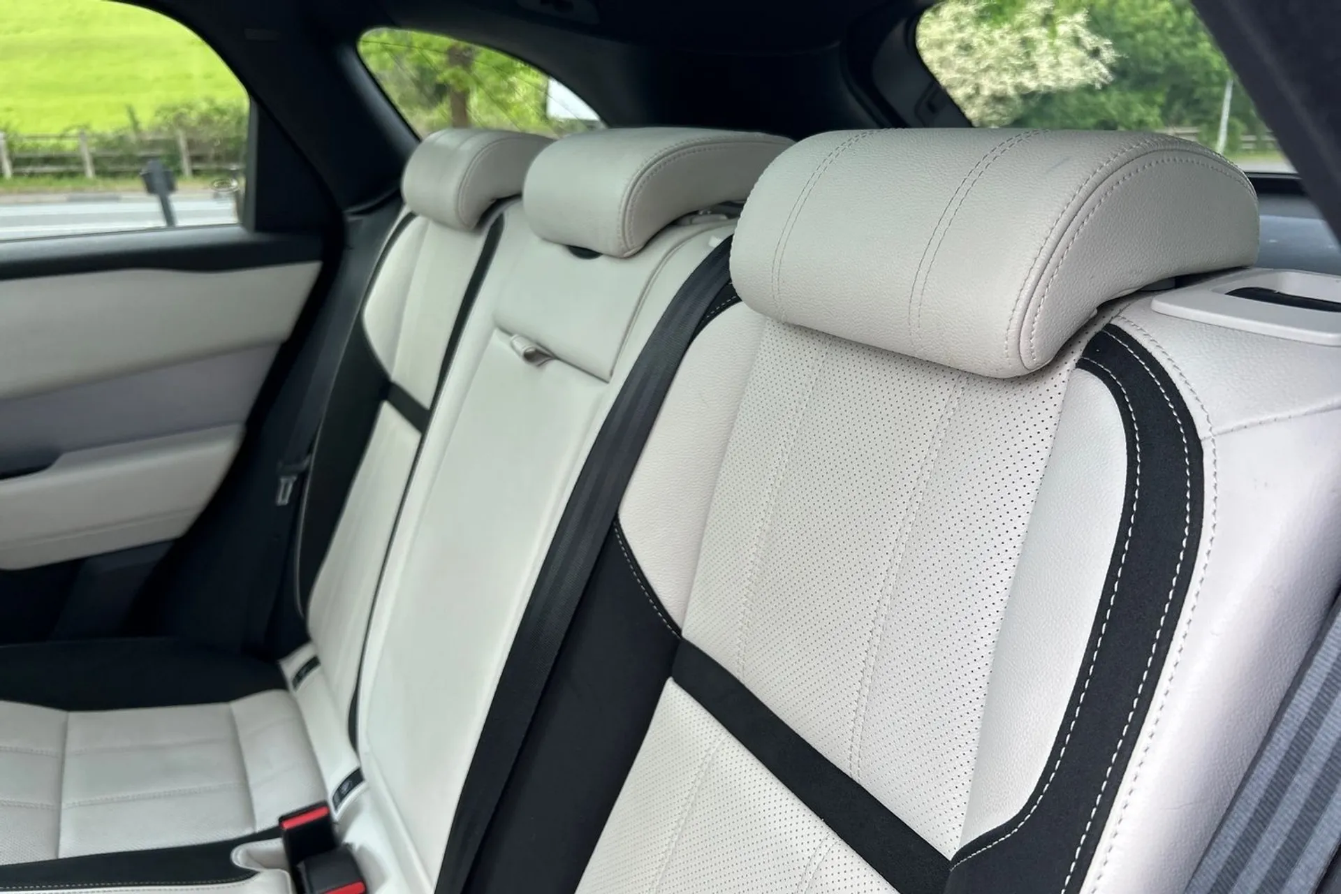 LAND ROVER RANGE ROVER VELAR thumbnail image number 37