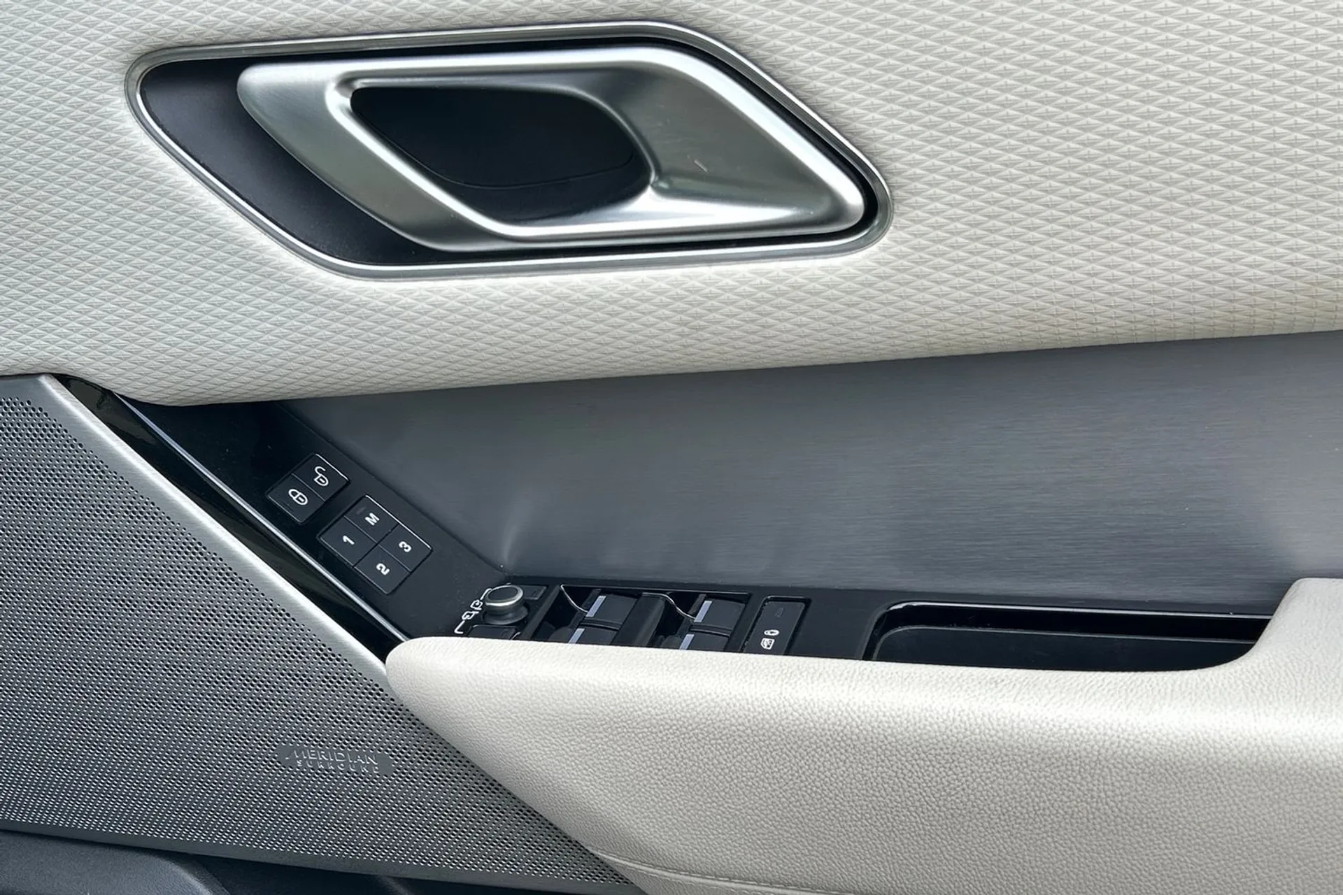 LAND ROVER RANGE ROVER VELAR thumbnail image number 47