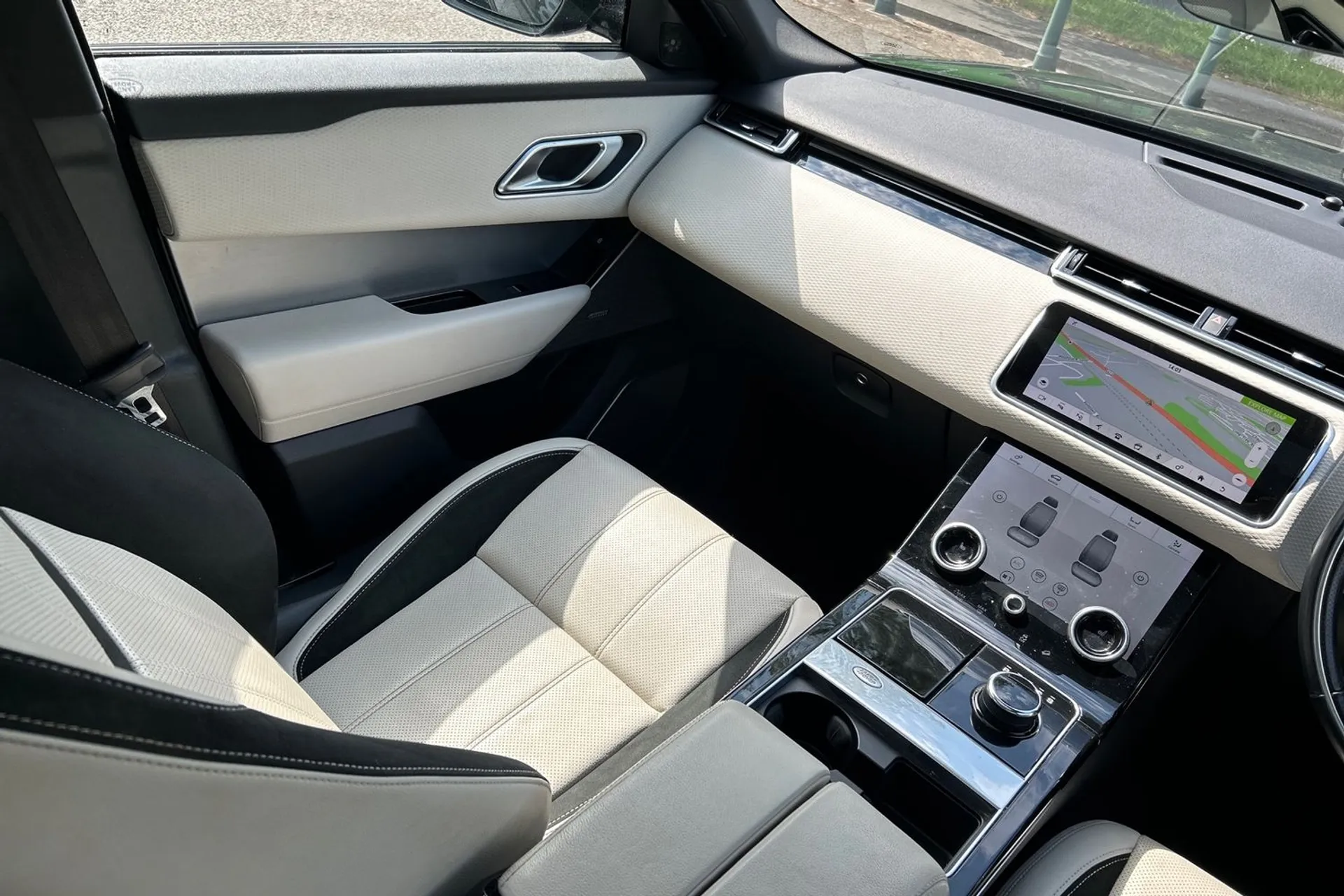 LAND ROVER RANGE ROVER VELAR thumbnail image number 38