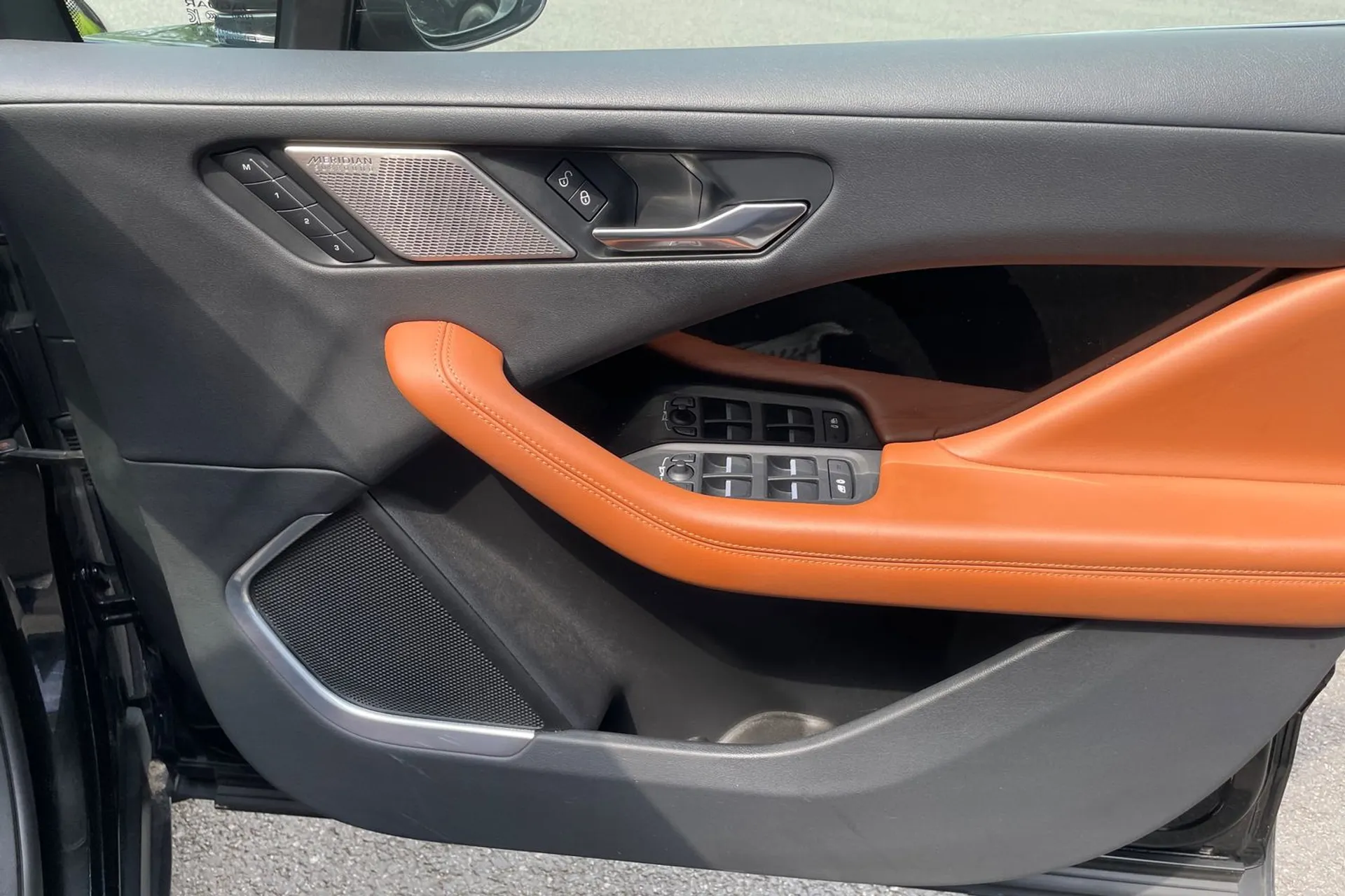 Jaguar I-PACE thumbnail image number 52