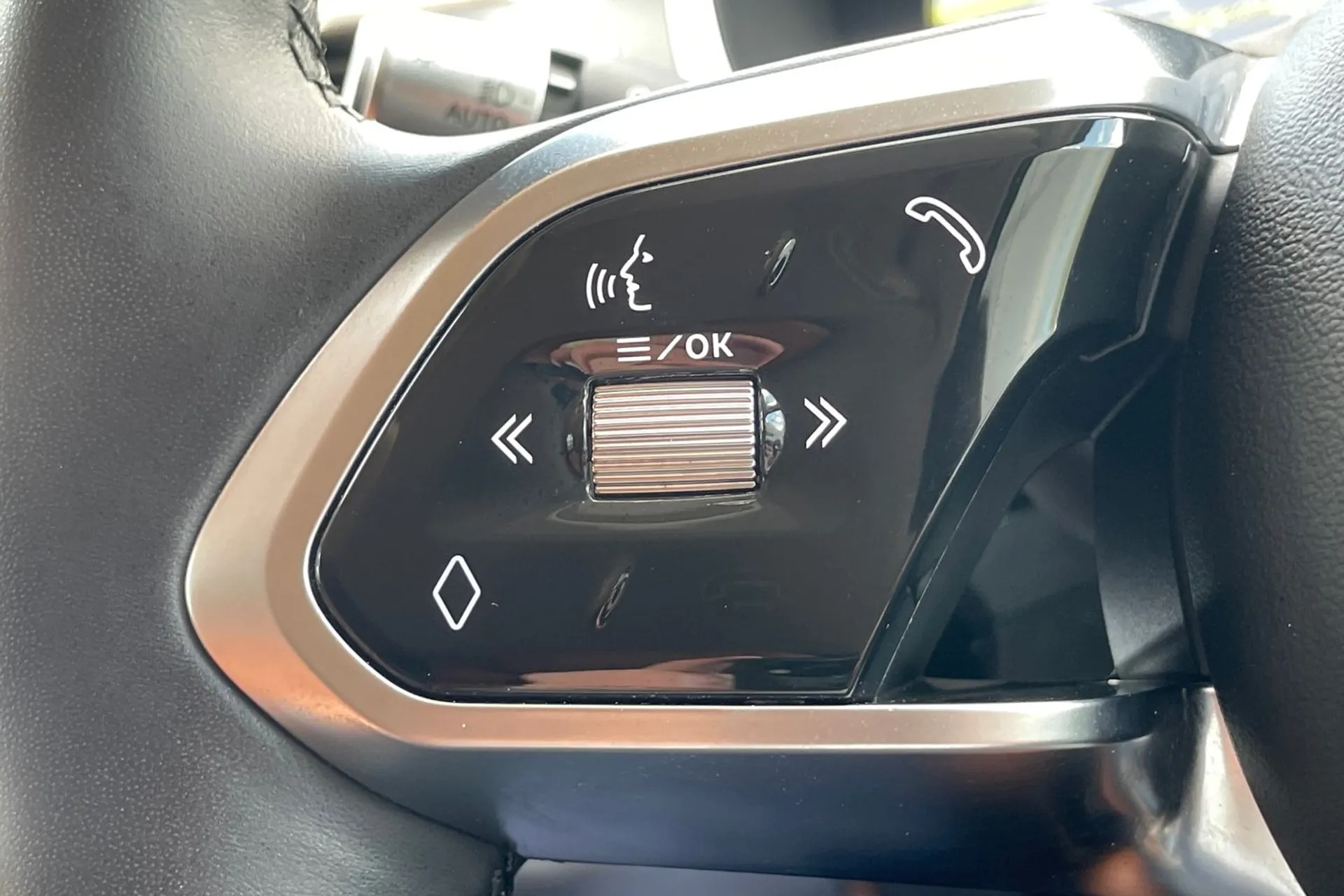 Jaguar I-PACE thumbnail image number 26
