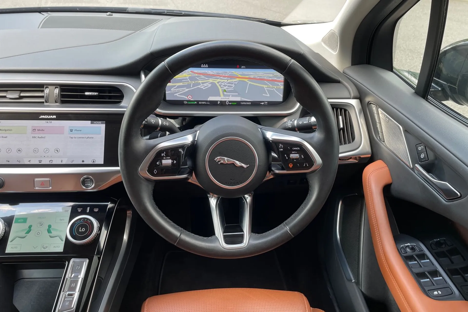 Jaguar I-PACE thumbnail image number 12