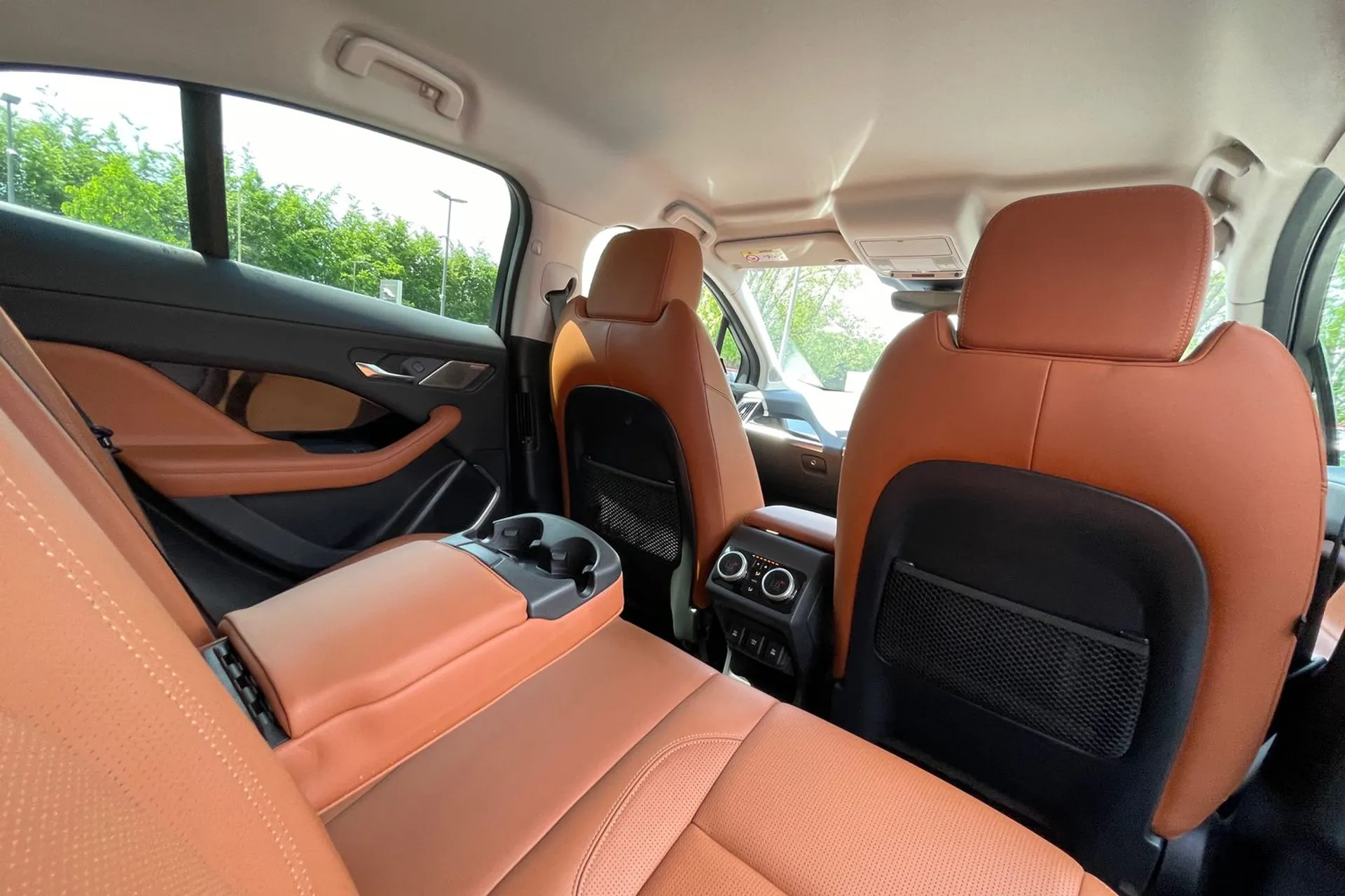 Jaguar I-PACE thumbnail image number 44